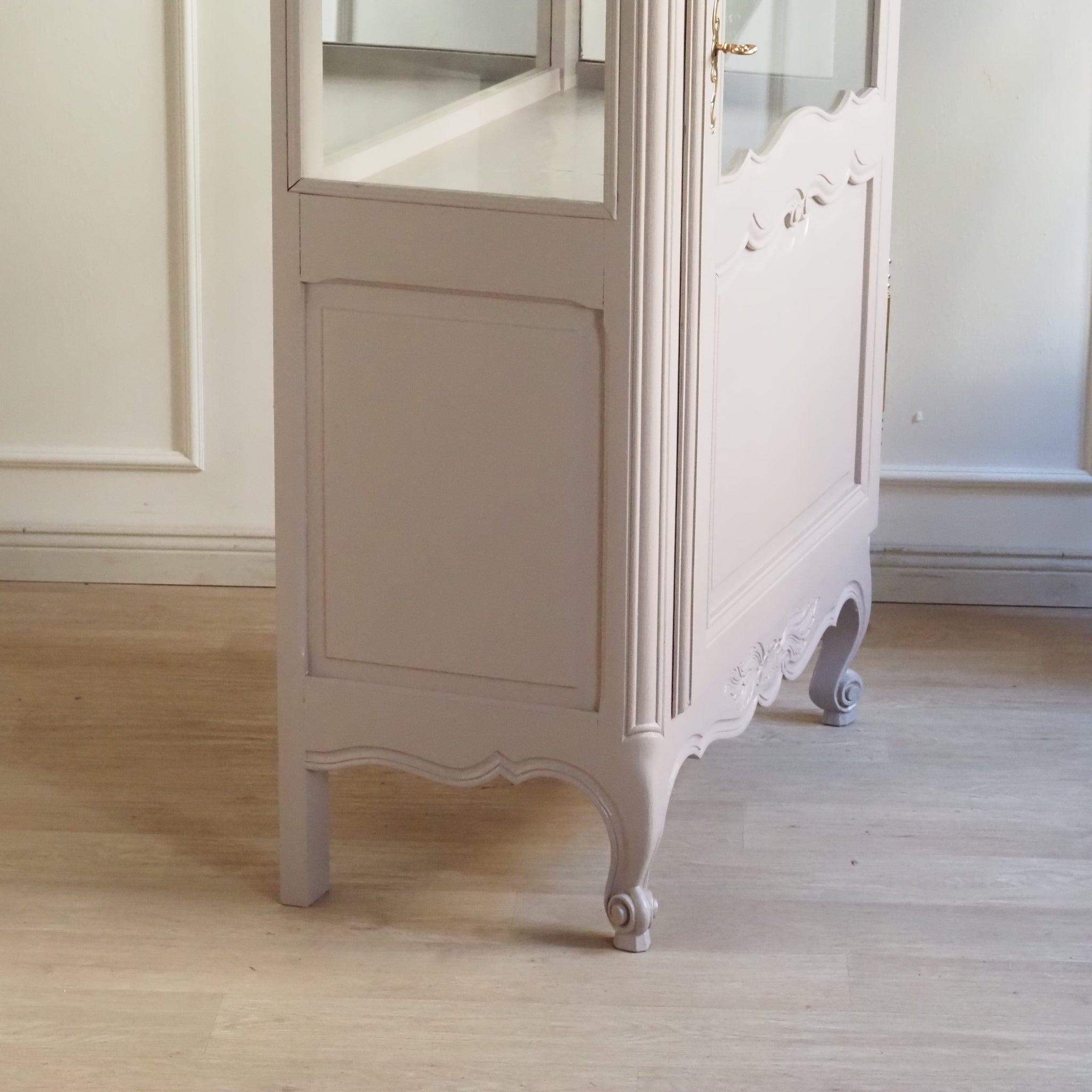 Französische Vitrine um 1900 in neuem Taupe Farbgewand - Eintürig mit Spiegelrückwand