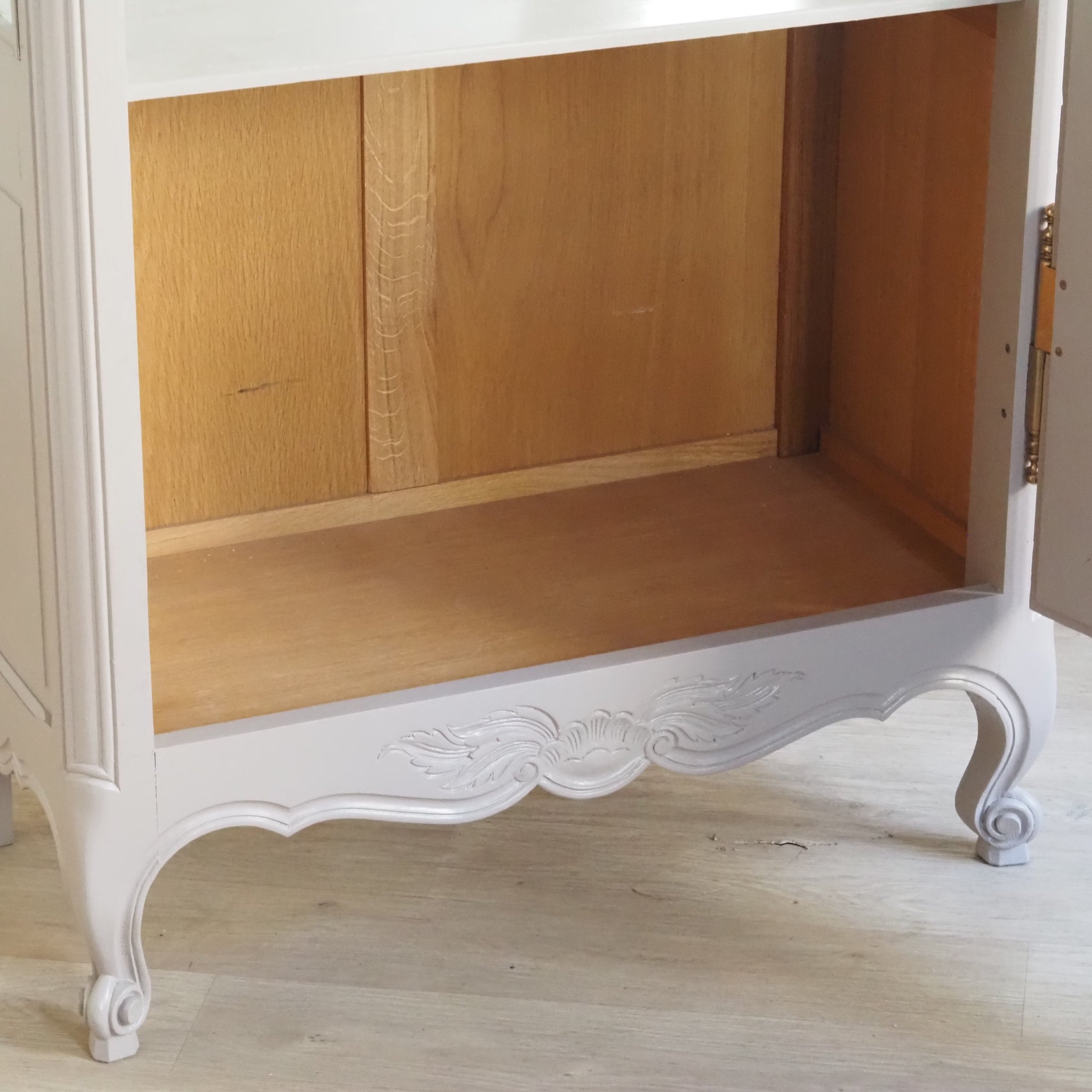 Französische Vitrine um 1900 in neuem Taupe Farbgewand - Eintürig mit Spiegelrückwand