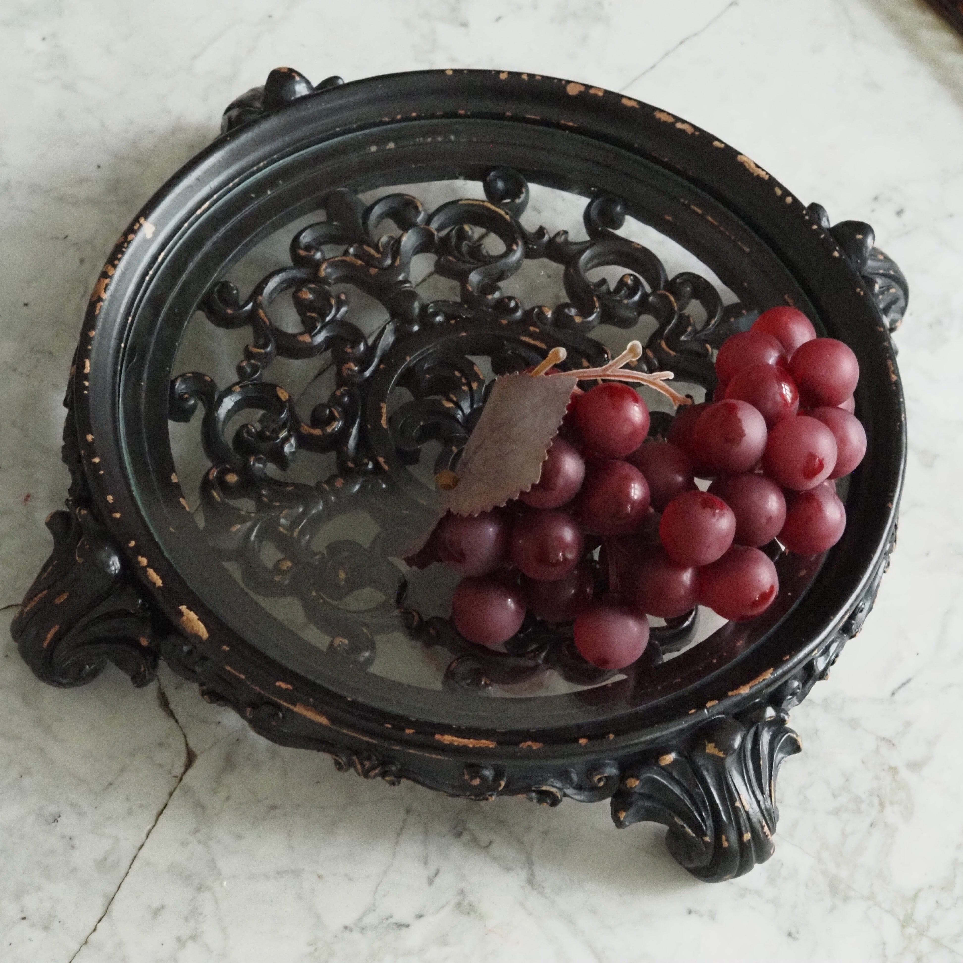 Tablett Schwarz · Ovales Barock-Plateau aus Resin mit Ornamentrelief und Glaseinlage
