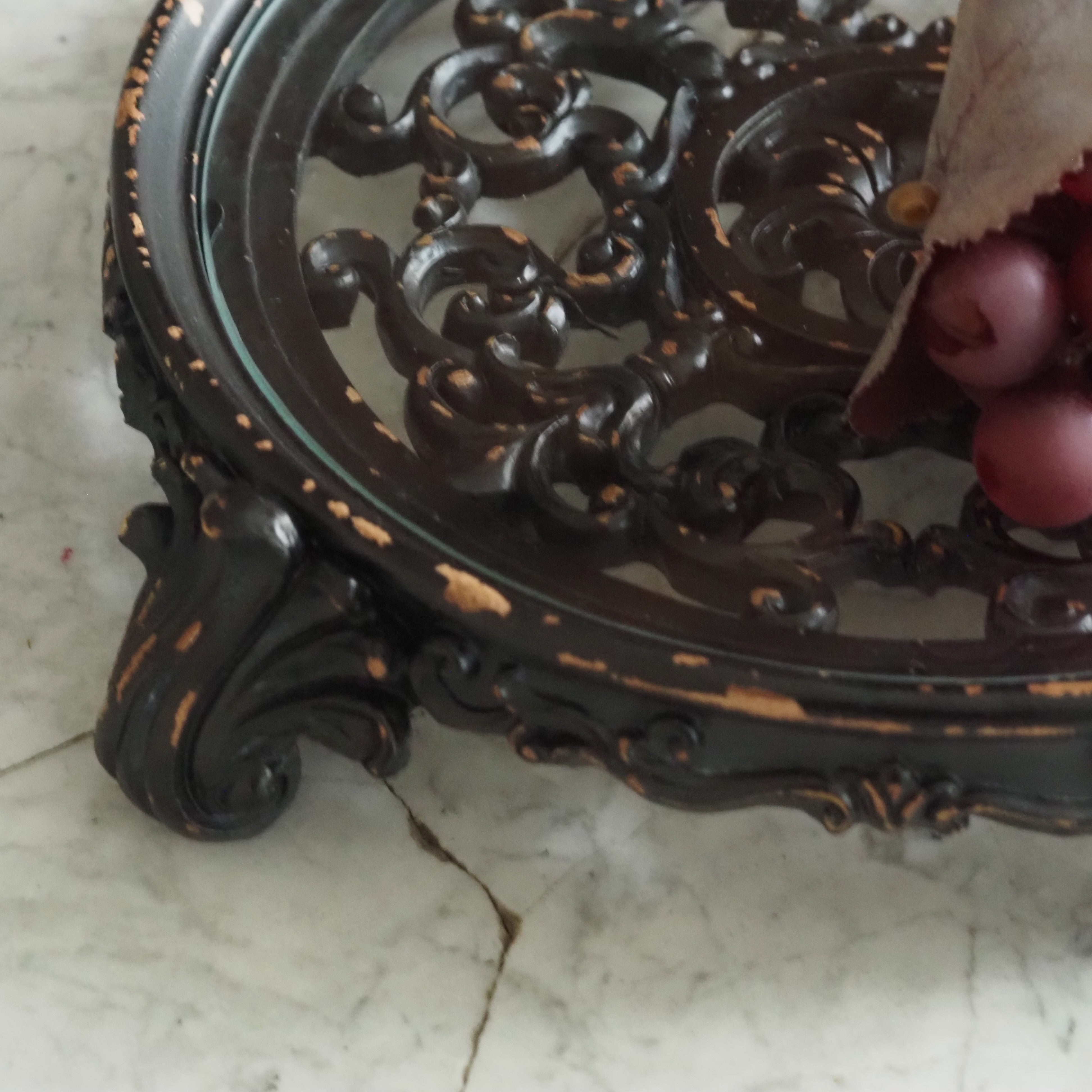 Tablett Schwarz · Ovales Barock-Plateau aus Resin mit Ornamentrelief und Glaseinlage