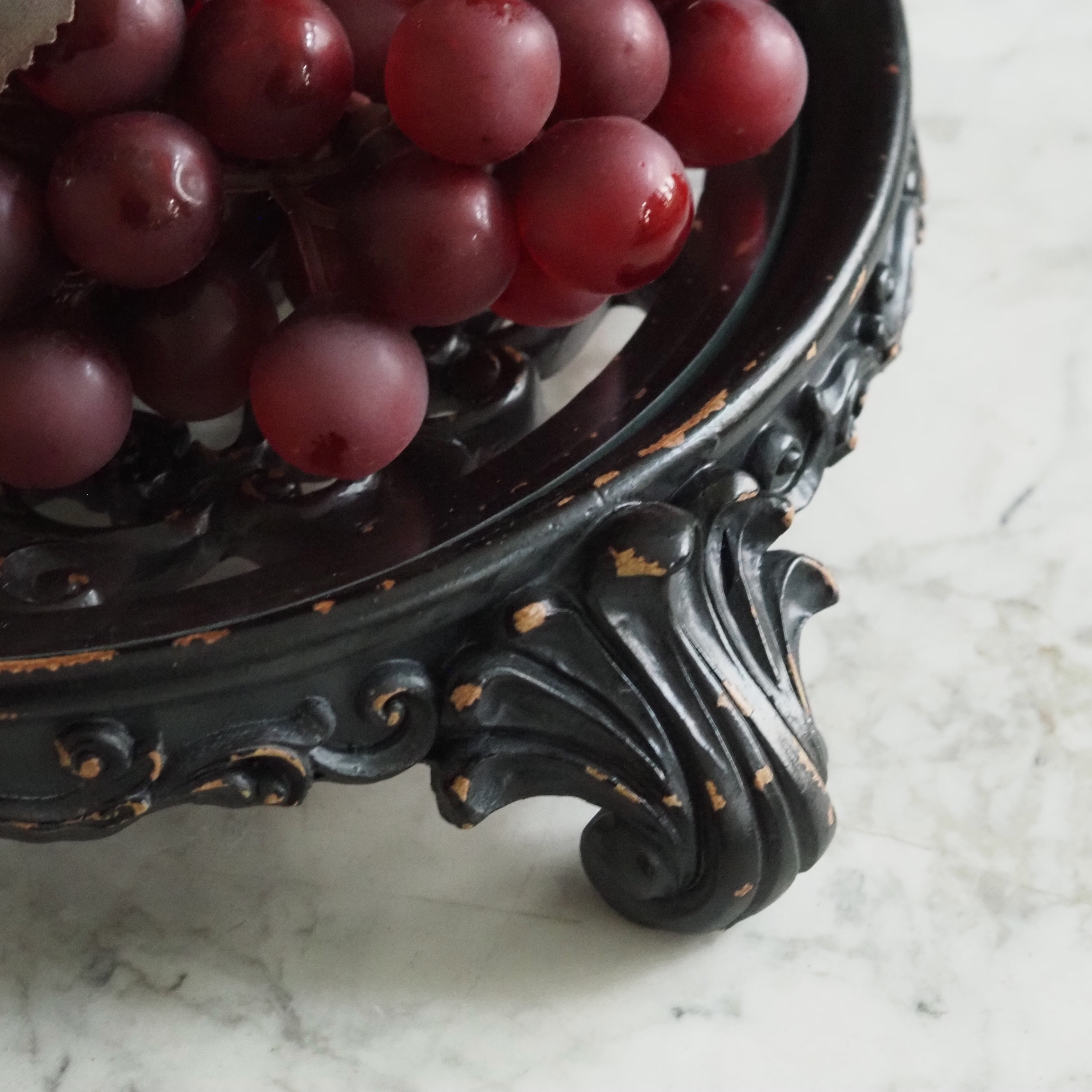 Tablett Schwarz · Ovales Barock-Plateau aus Resin mit Ornamentrelief und Glaseinlage