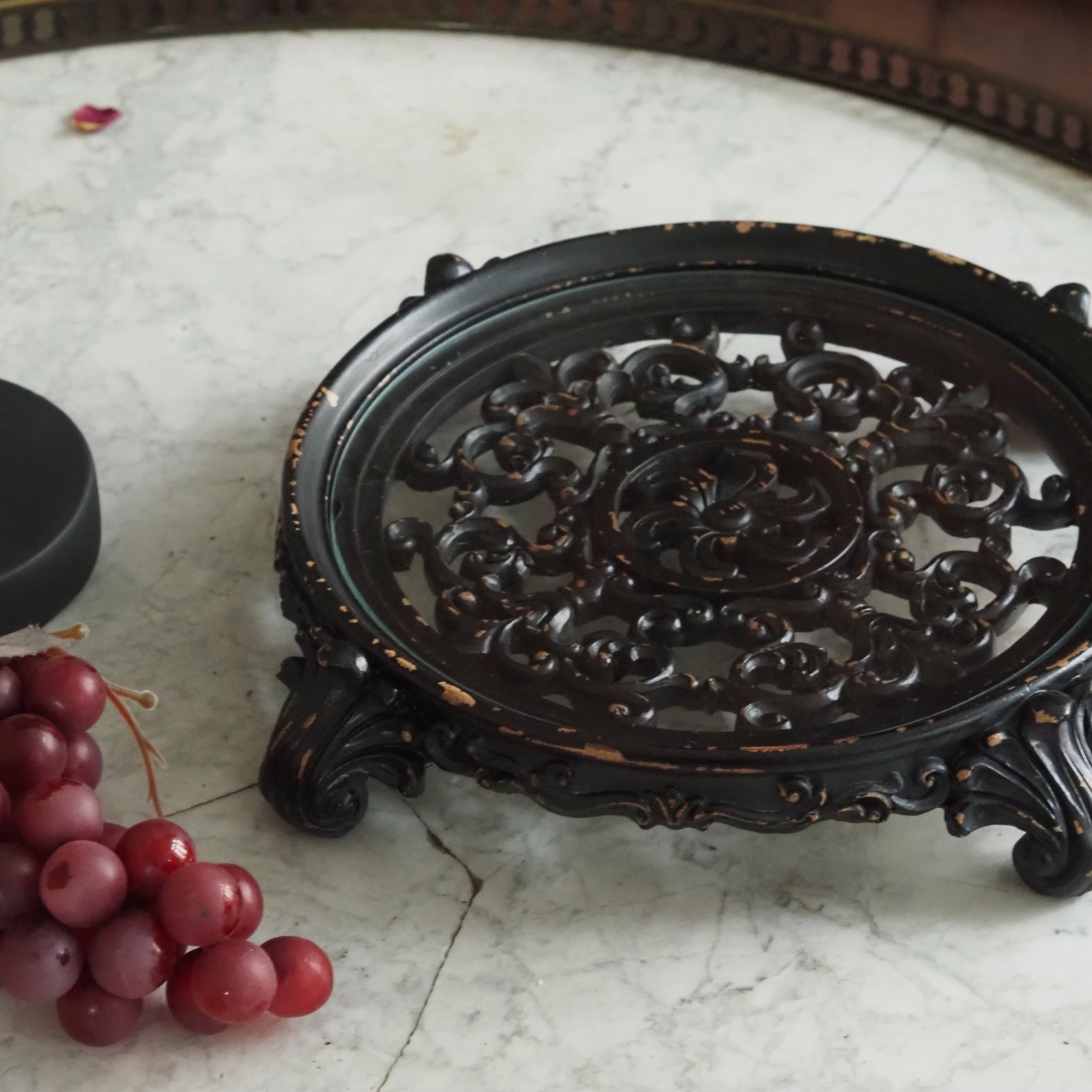 Tablett Schwarz · Ovales Barock-Plateau aus Resin mit Ornamentrelief und Glaseinlage