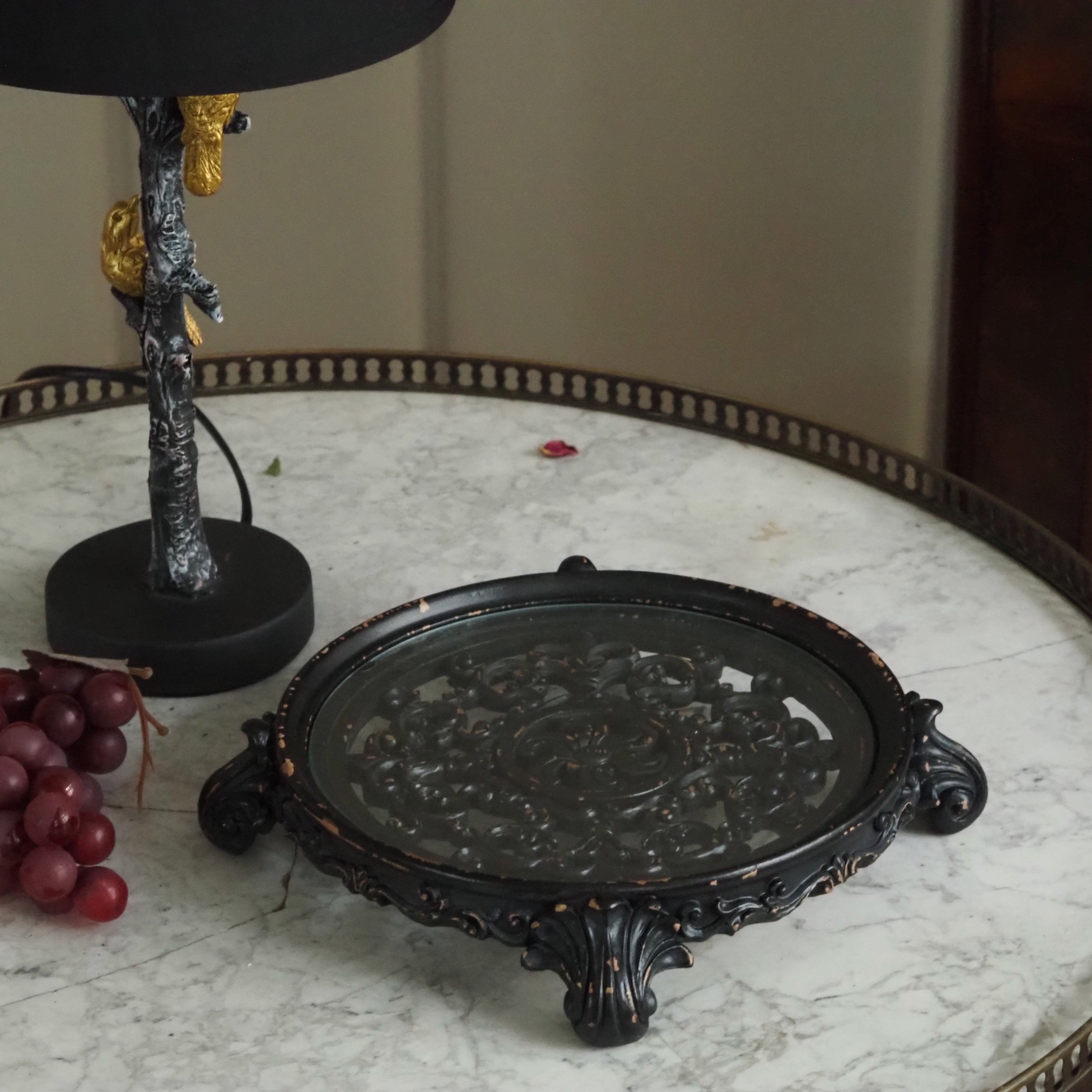 Tablett Schwarz · Ovales Barock-Plateau aus Resin mit Ornamentrelief und Glaseinlage
