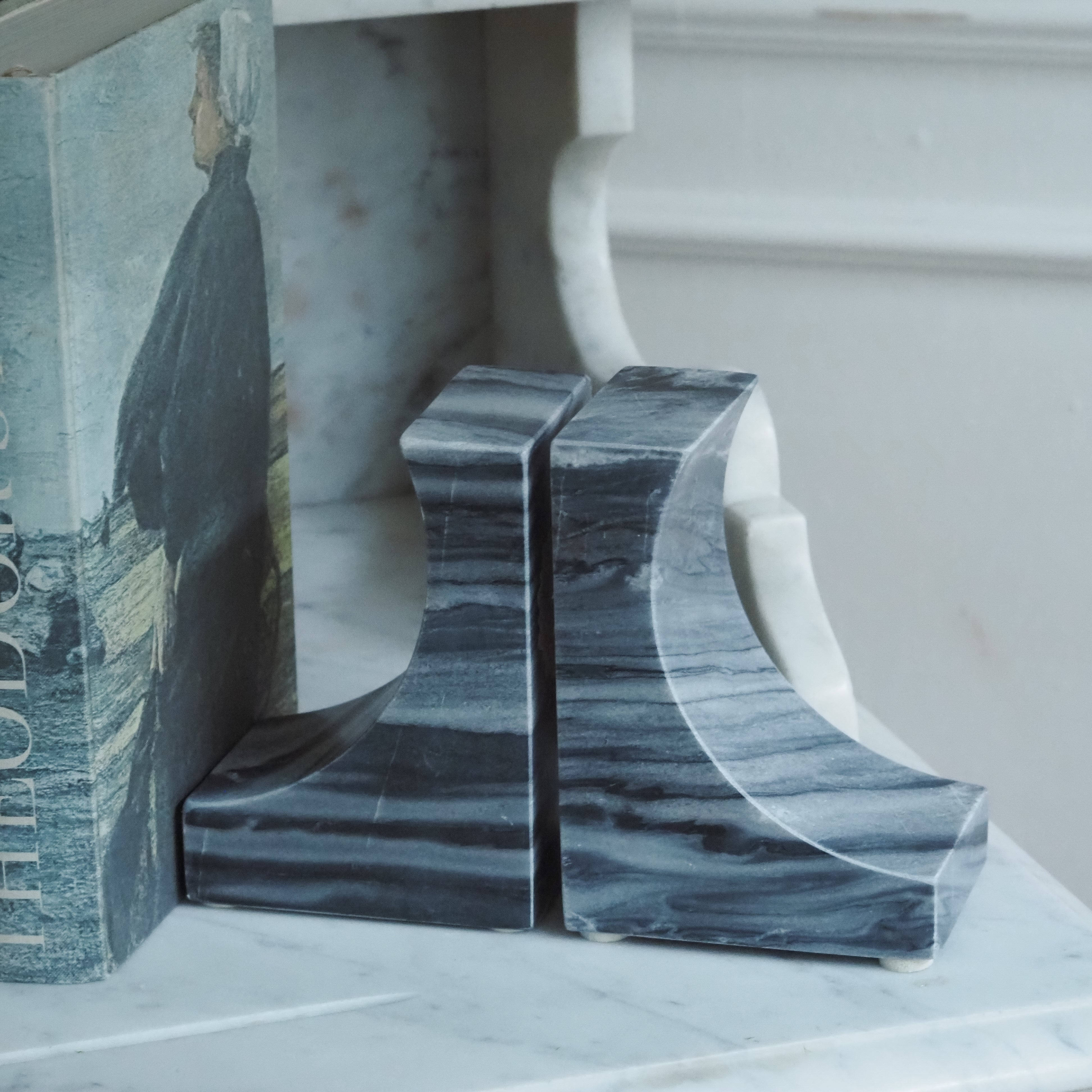Buchstütze aus Marmor · skulpturale Form / funktionales Regalobjekt