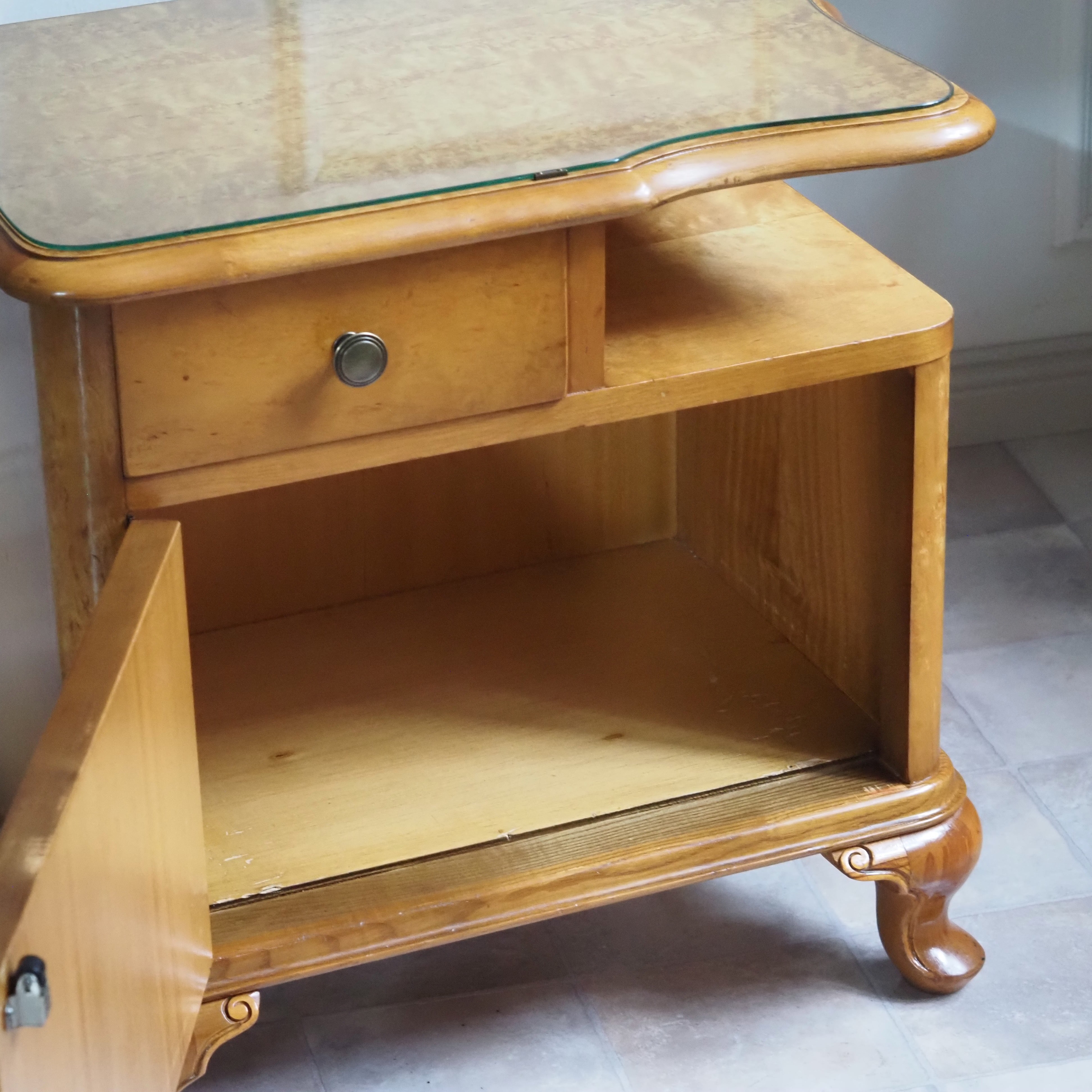 Nachttisch Louis XV Stil Vogelaugenahorn um 1950