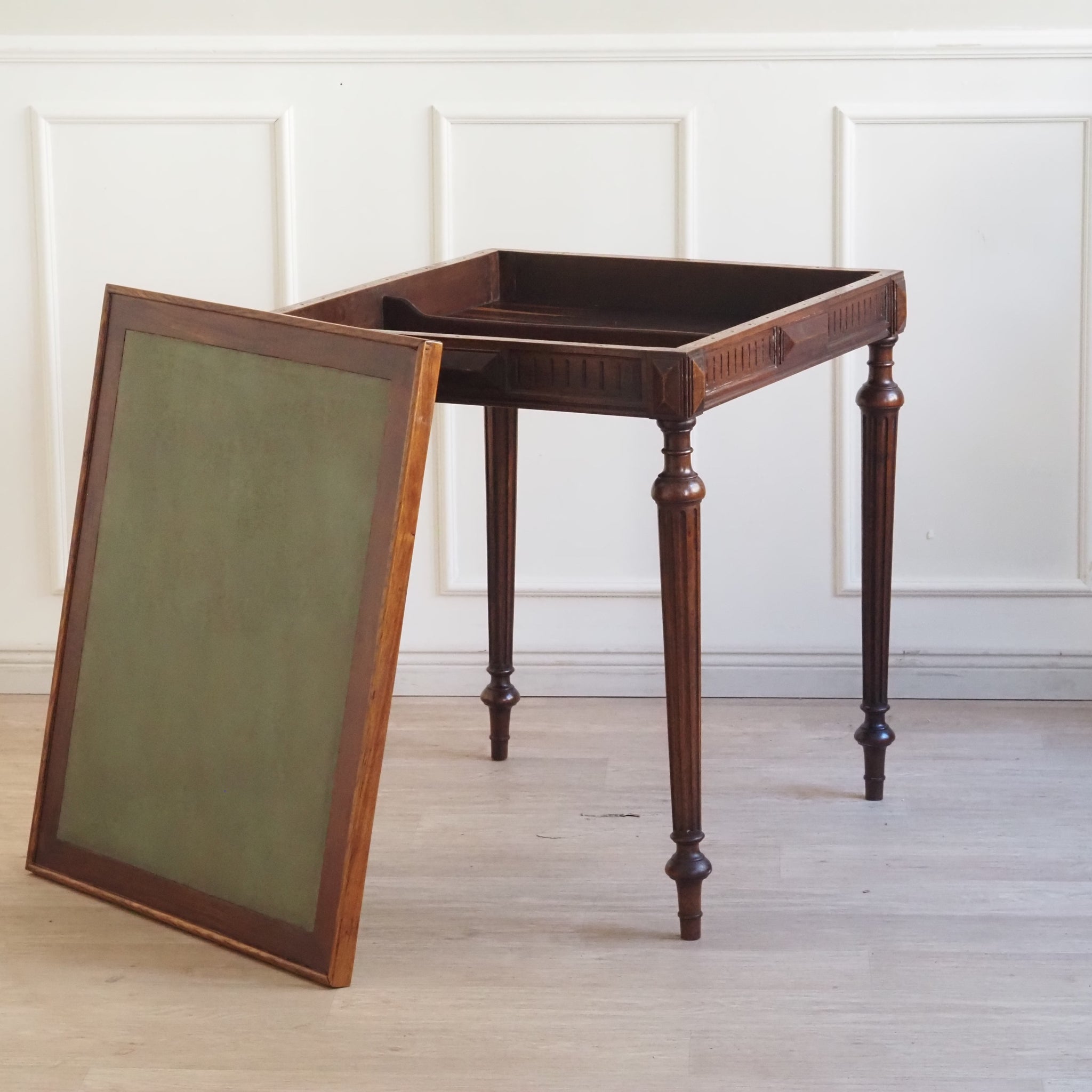 Antiker französischer Spieltisch mit abnehm- und drehbarer Platte - Salontisch Nussbaum