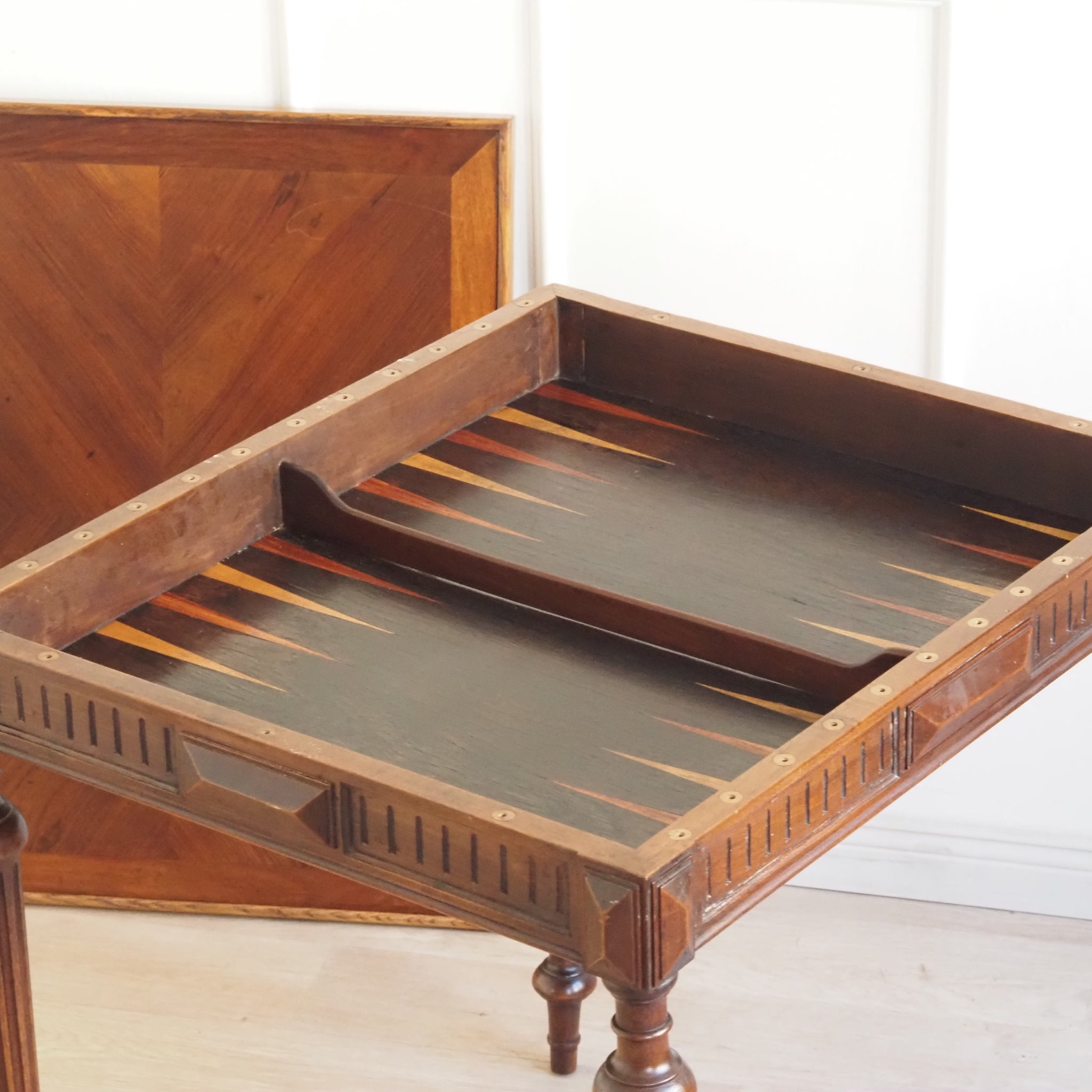 Antiker französischer Spieltisch mit abnehm- und drehbarer Platte - Salontisch Nussbaum