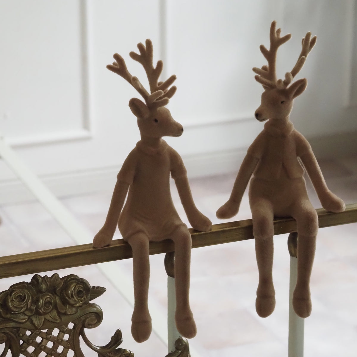 Kantenhocker Hirschpaar Ingwer · Winterdeko in Samtoptik