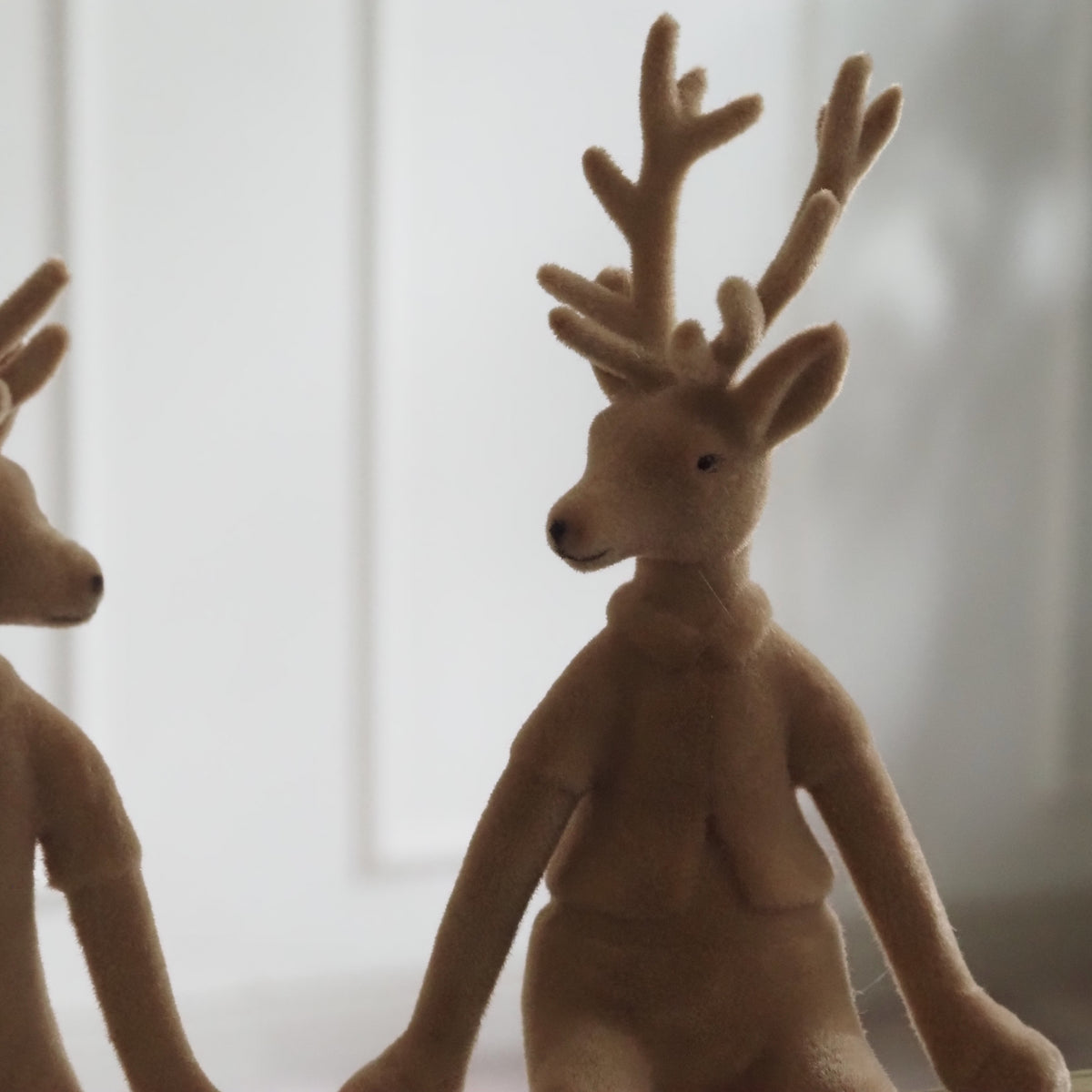 Kantenhocker Hirschpaar Ingwer · Winterdeko in Samtoptik