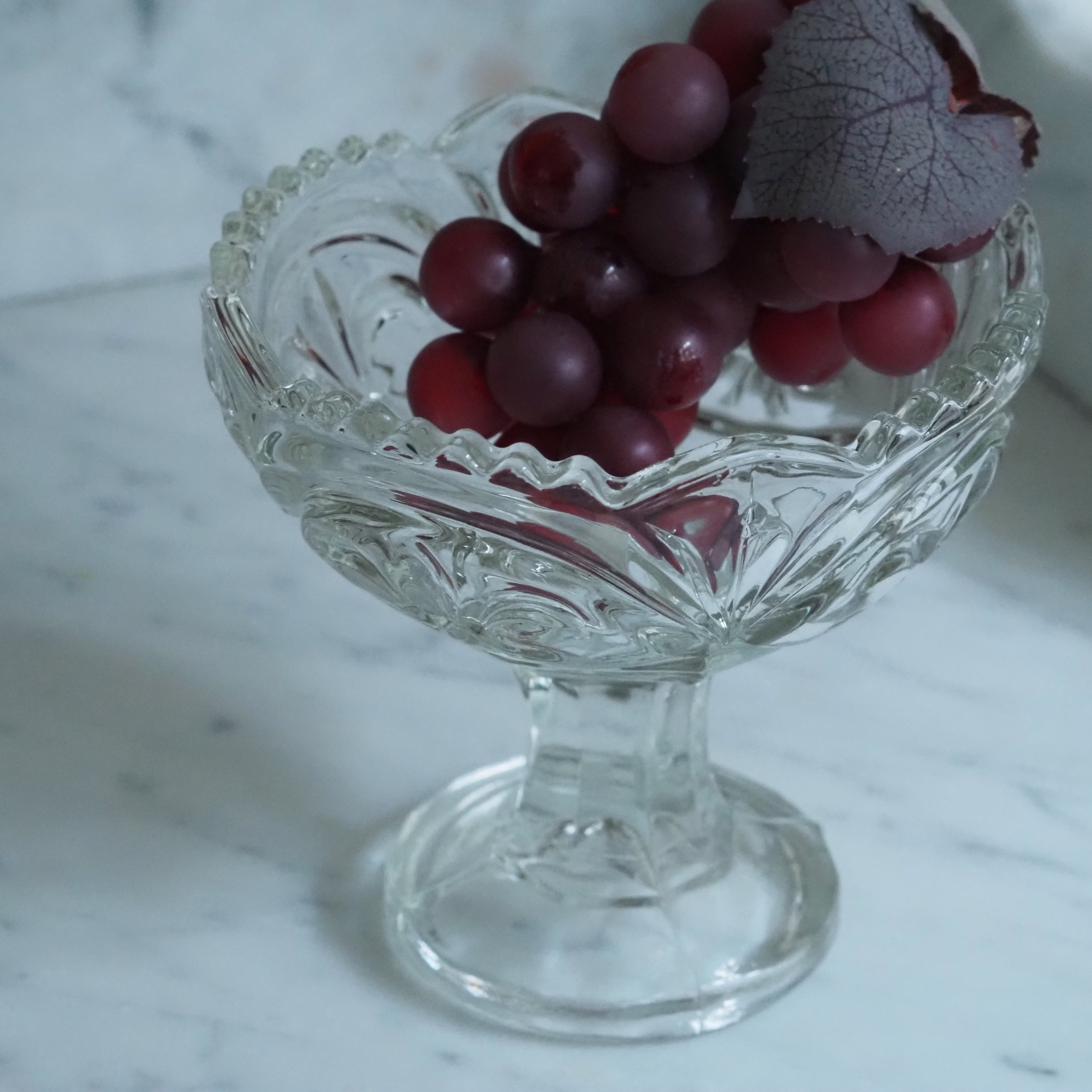 Glasschale auf Fuß · Lilienrelief · klassisch inspiriert