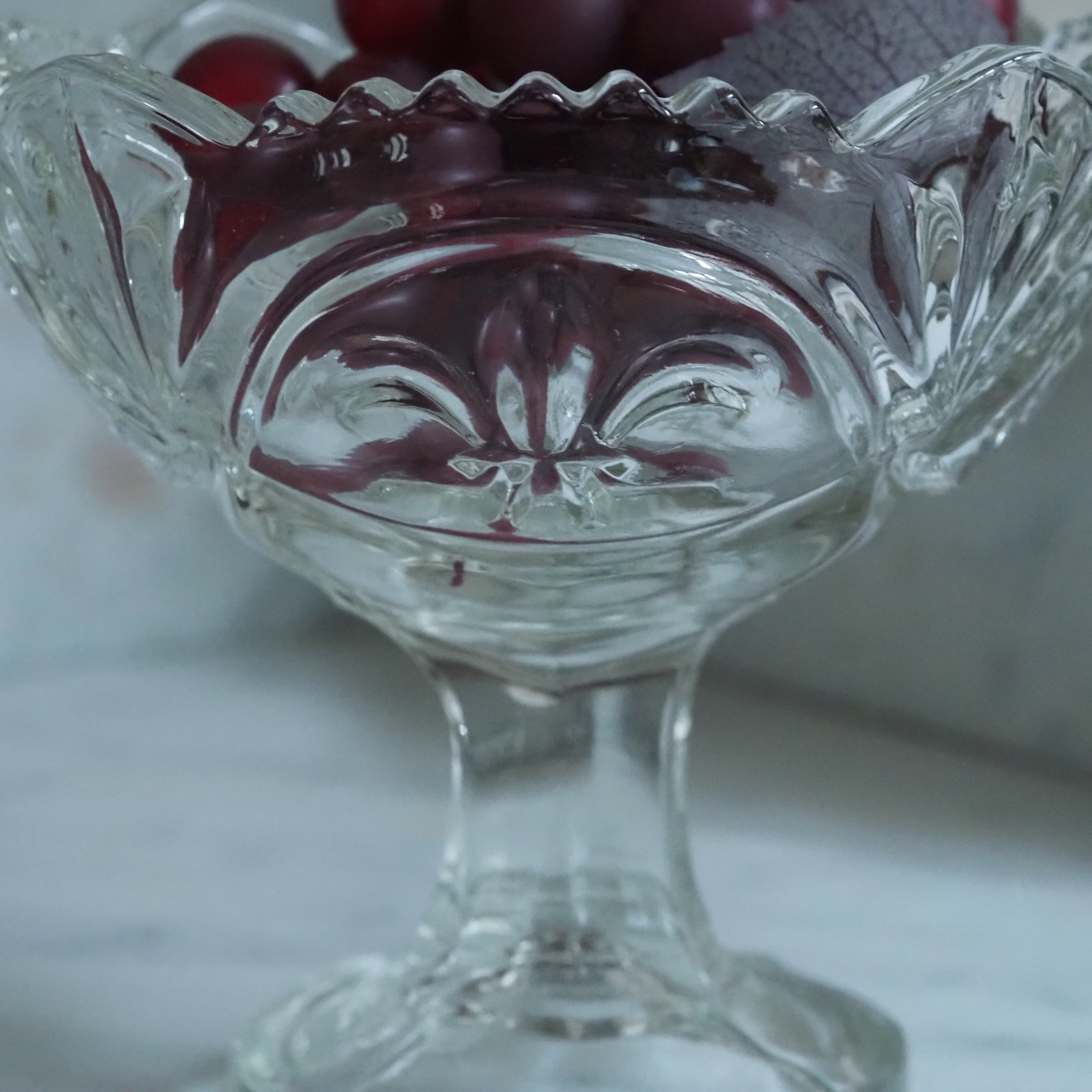 Glasschale auf Fuß · Lilienrelief · klassisch inspiriert