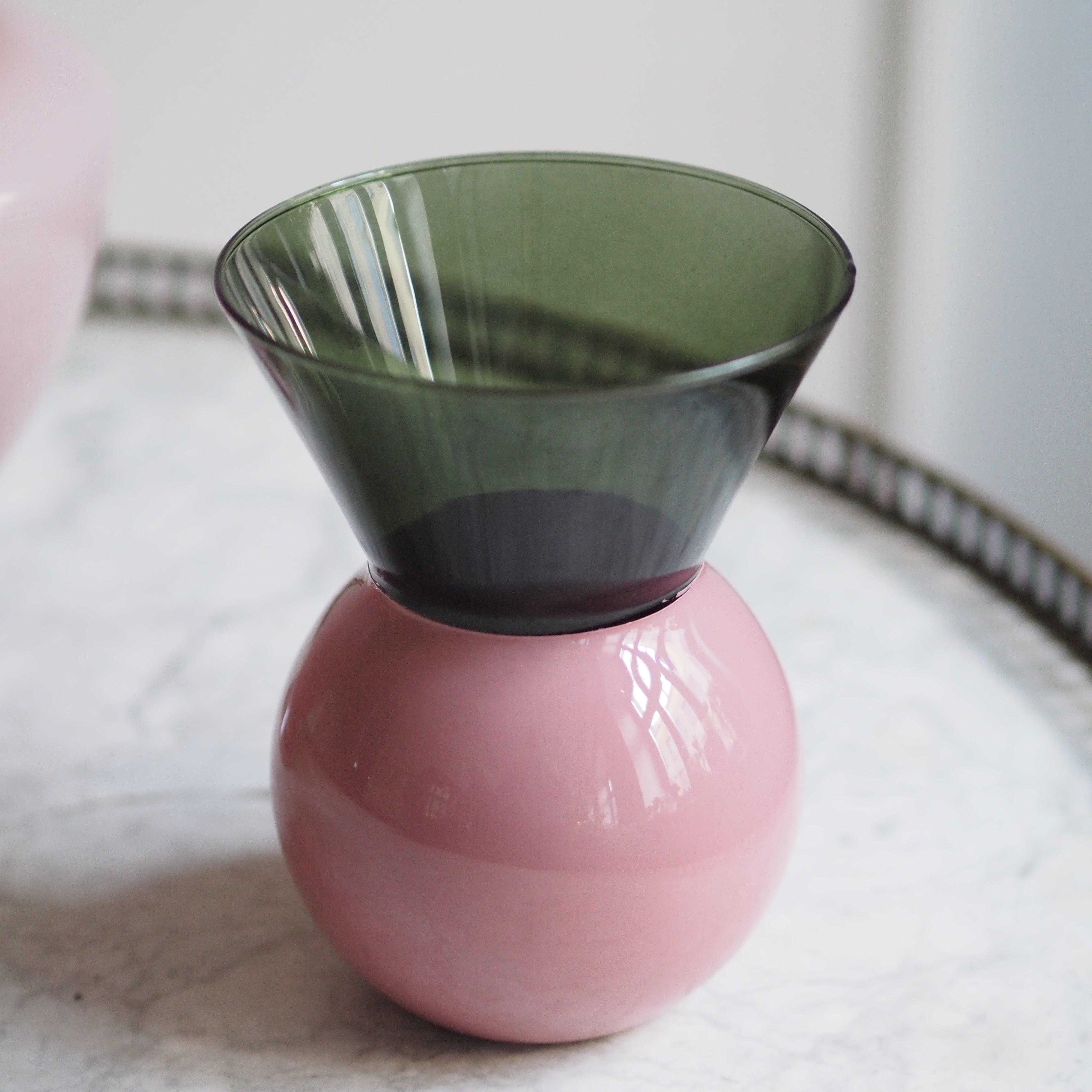 Vase · Glasaufsatz & Keramikkörper · moderne Objektform