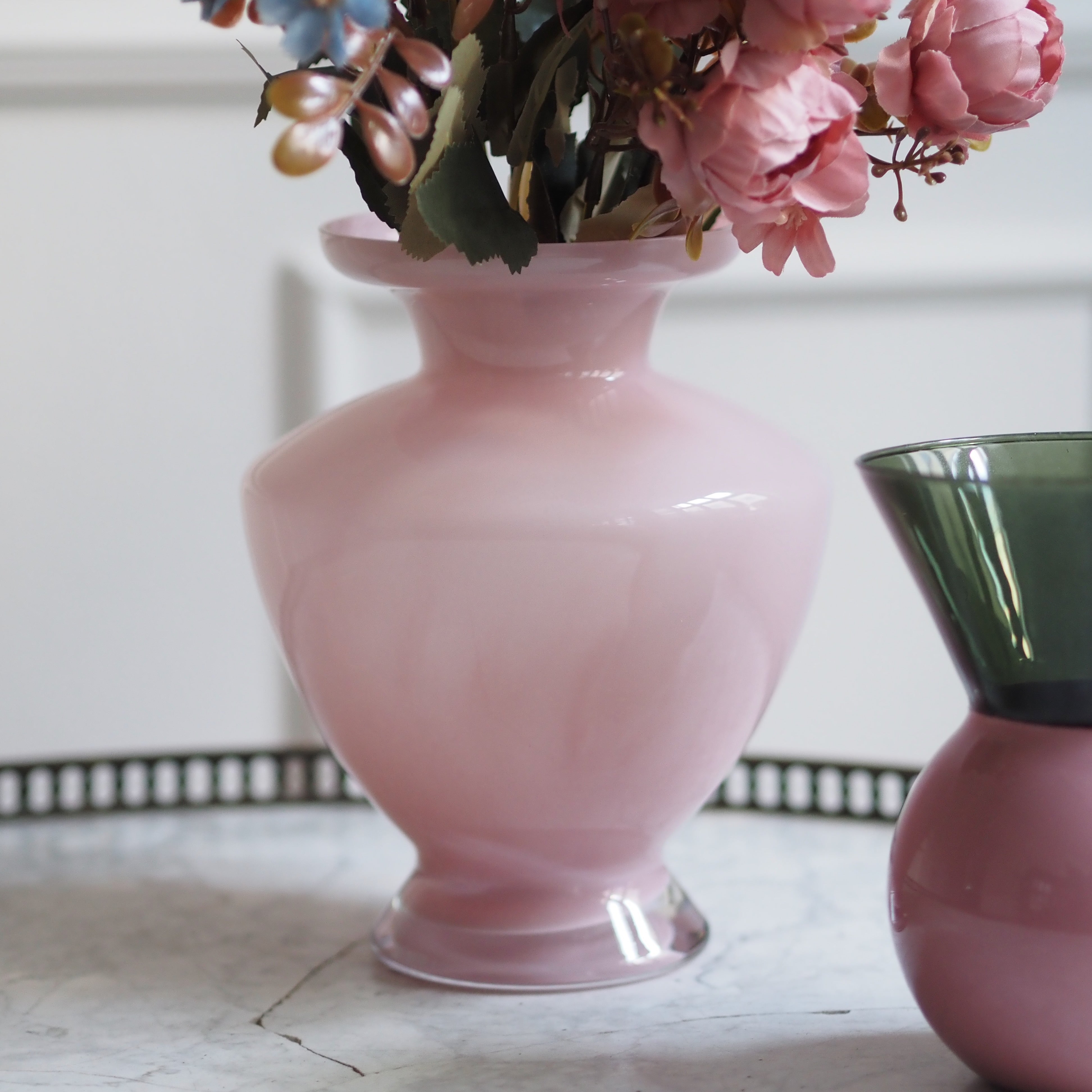 Vase Rosa · Mundgeblasenes Opalglas in Amphorenform