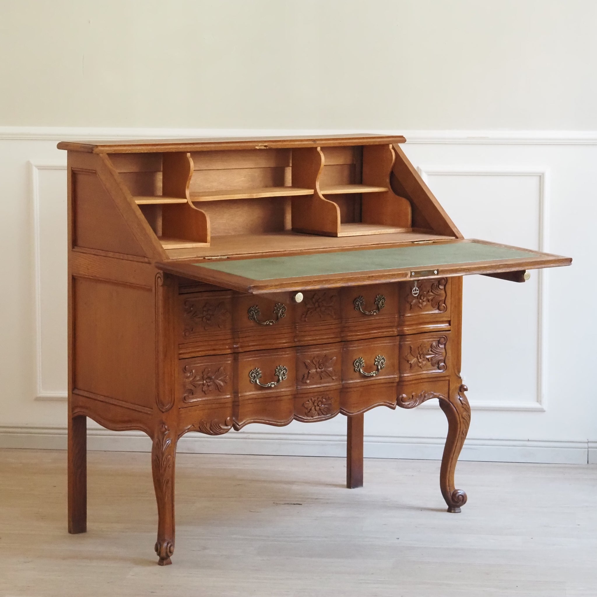 Französischer Sekretär im Louis XV Stil - Schubladen und Fächer