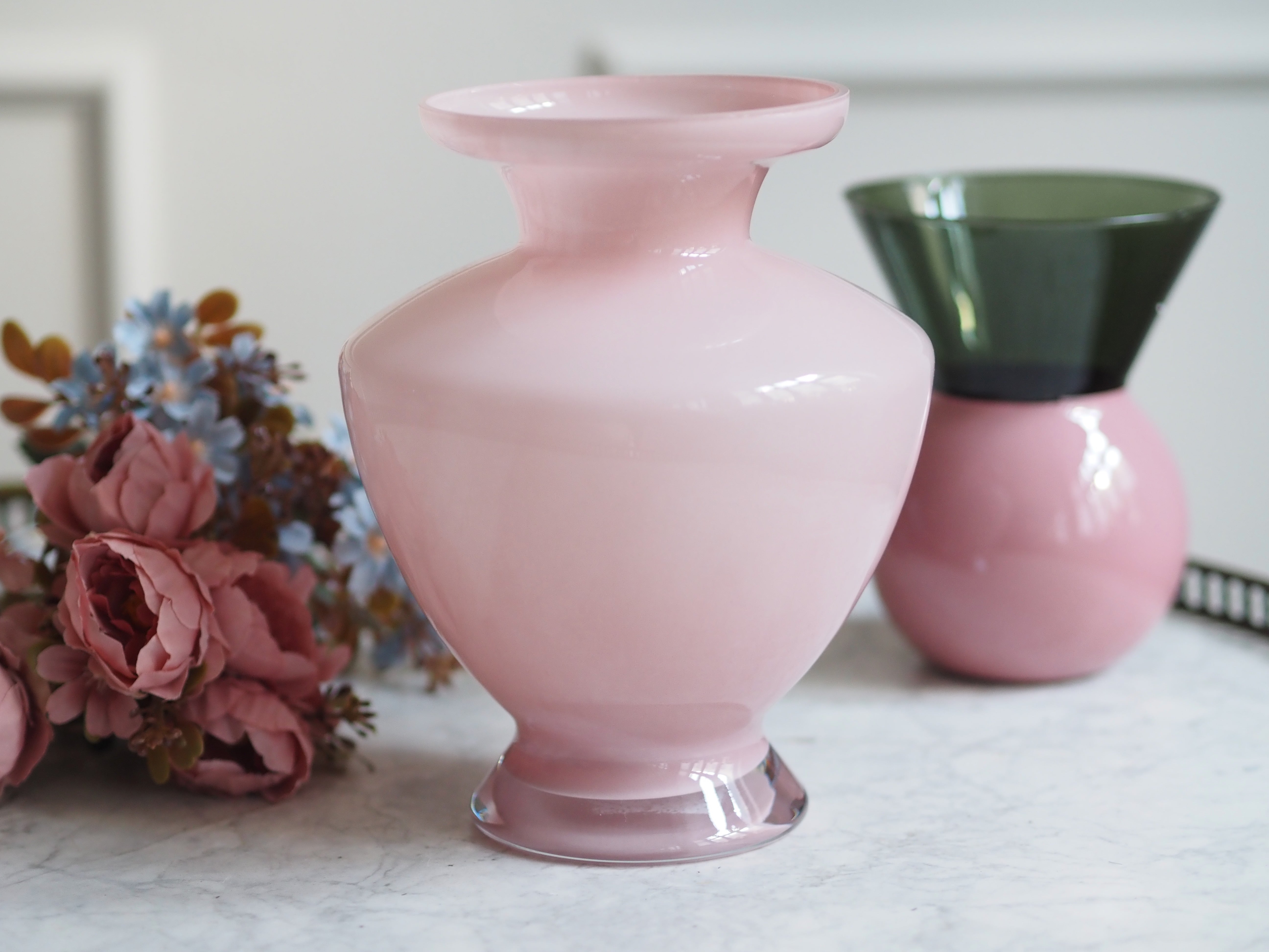 Vase Rosa · Mundgeblasenes Opalglas in Amphorenform