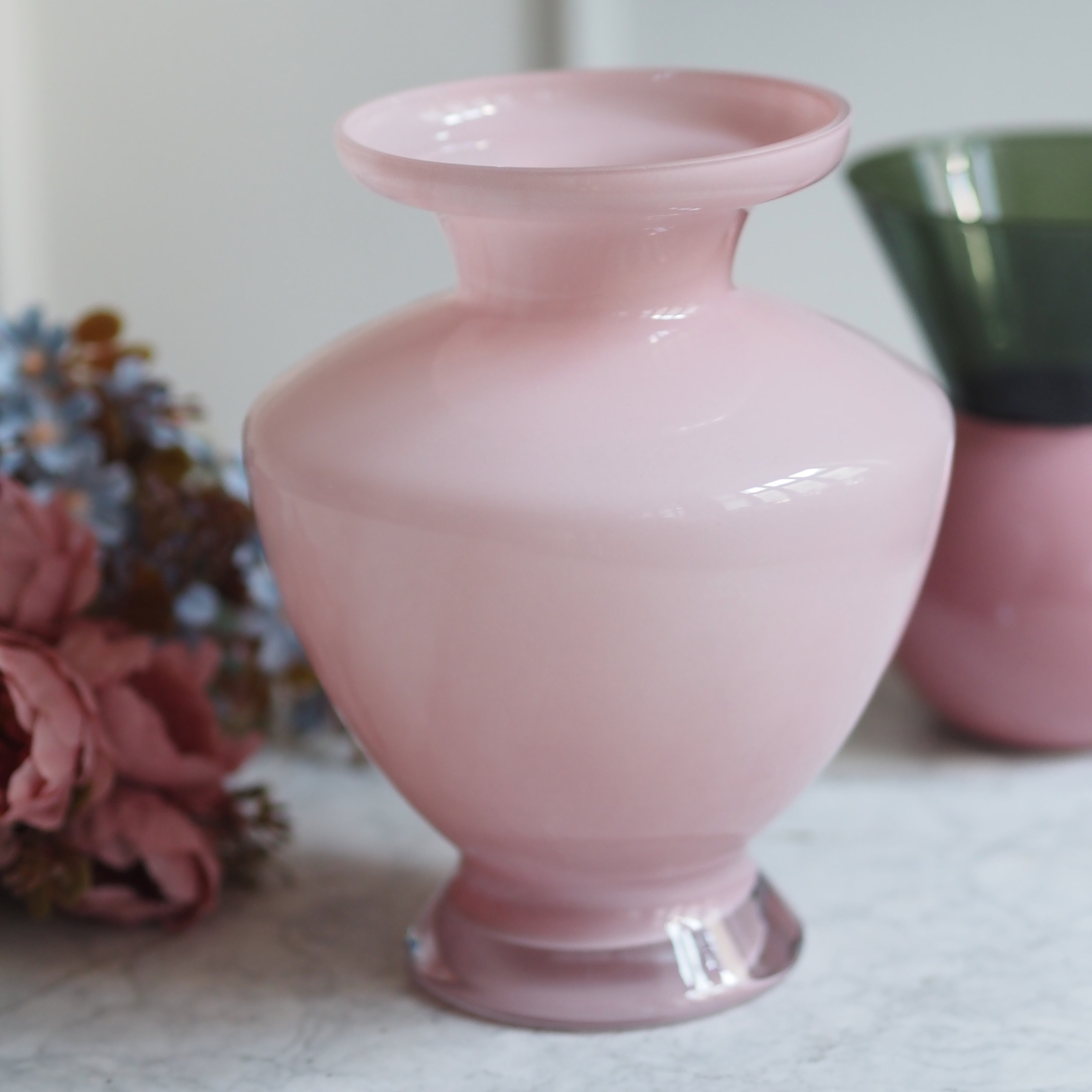 Vase Rosa · Mundgeblasenes Opalglas in Amphorenform