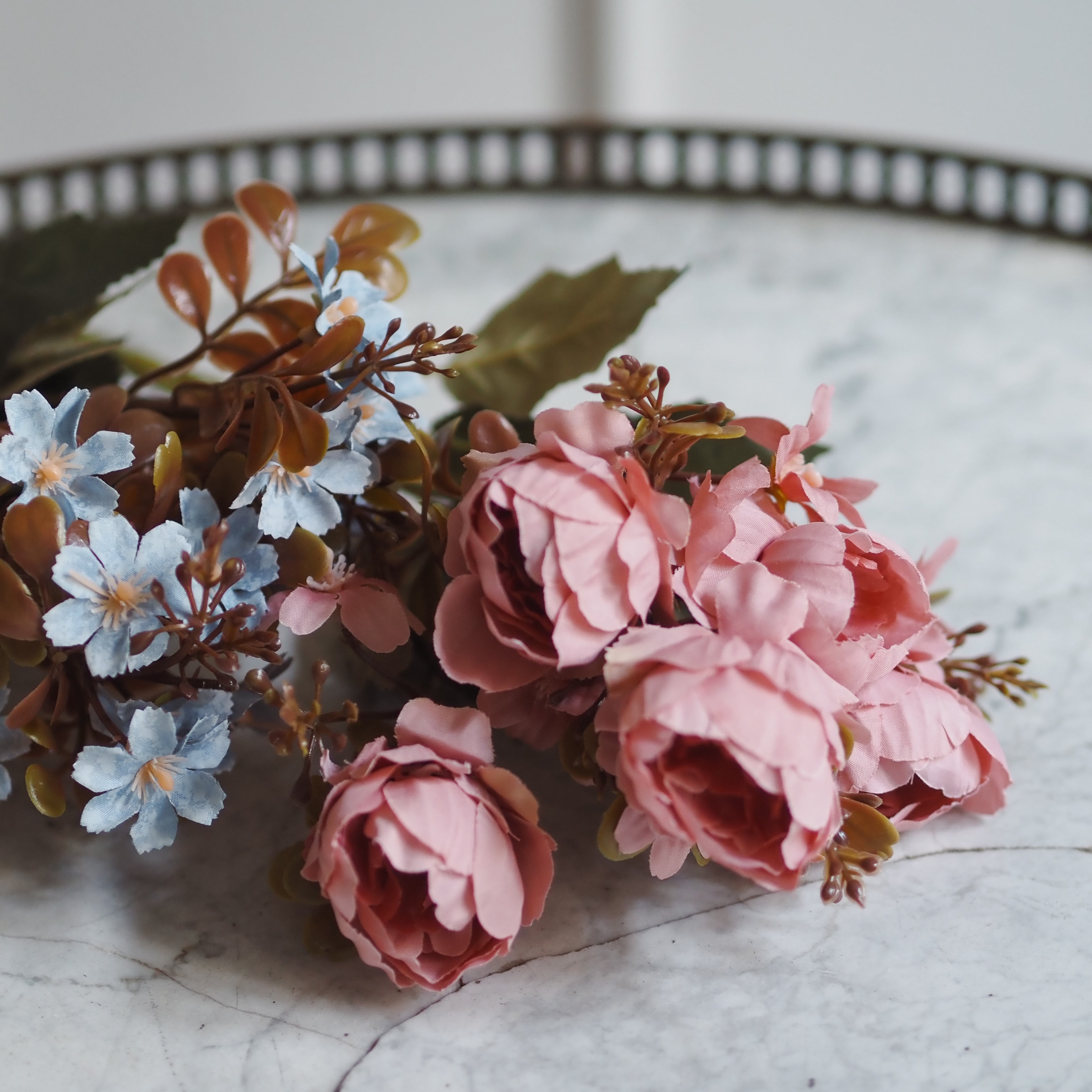 Kunstblumenzweig · Pastellblau · romantisch inspiriert