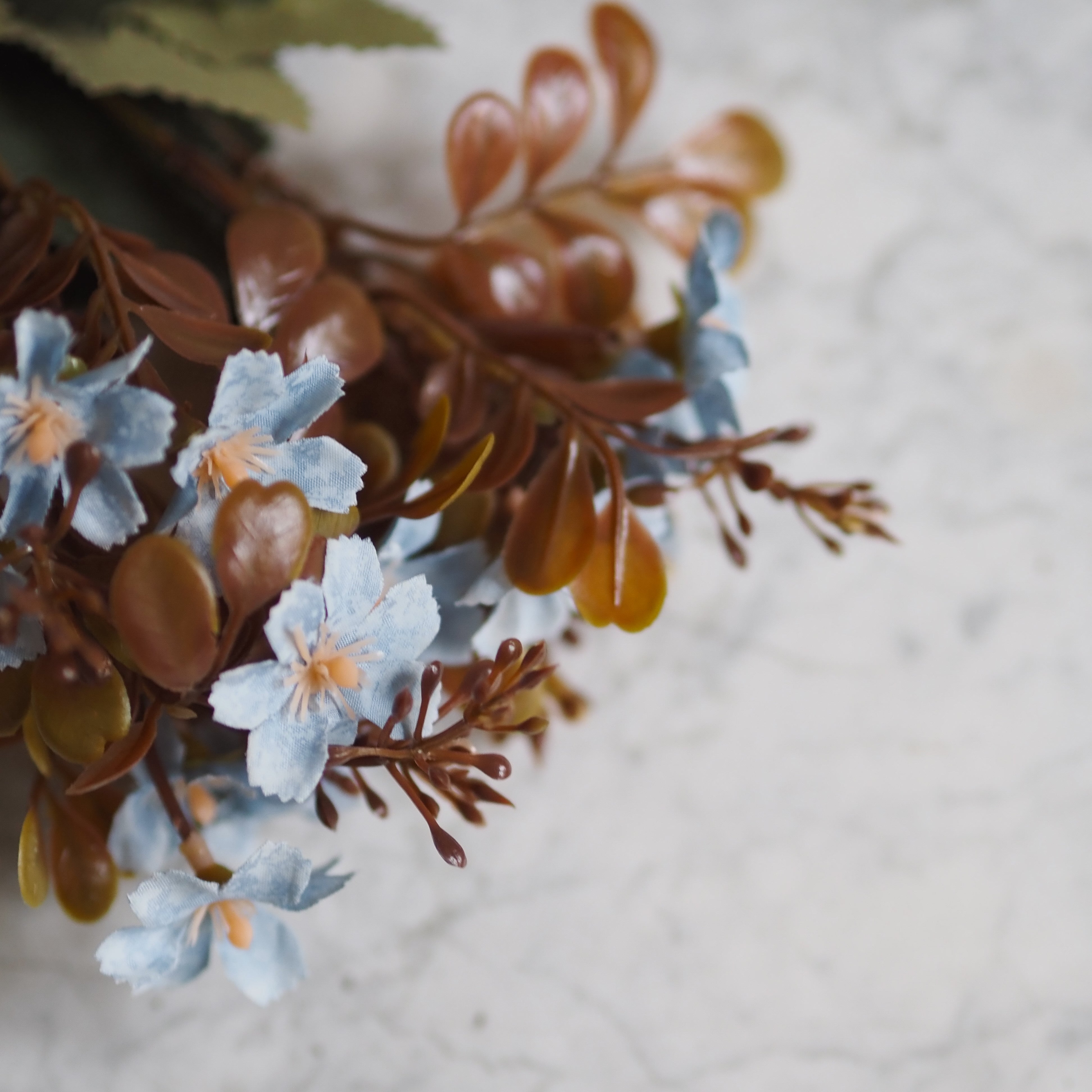 Kunstblumenzweig · Pastellblau · romantisch inspiriert