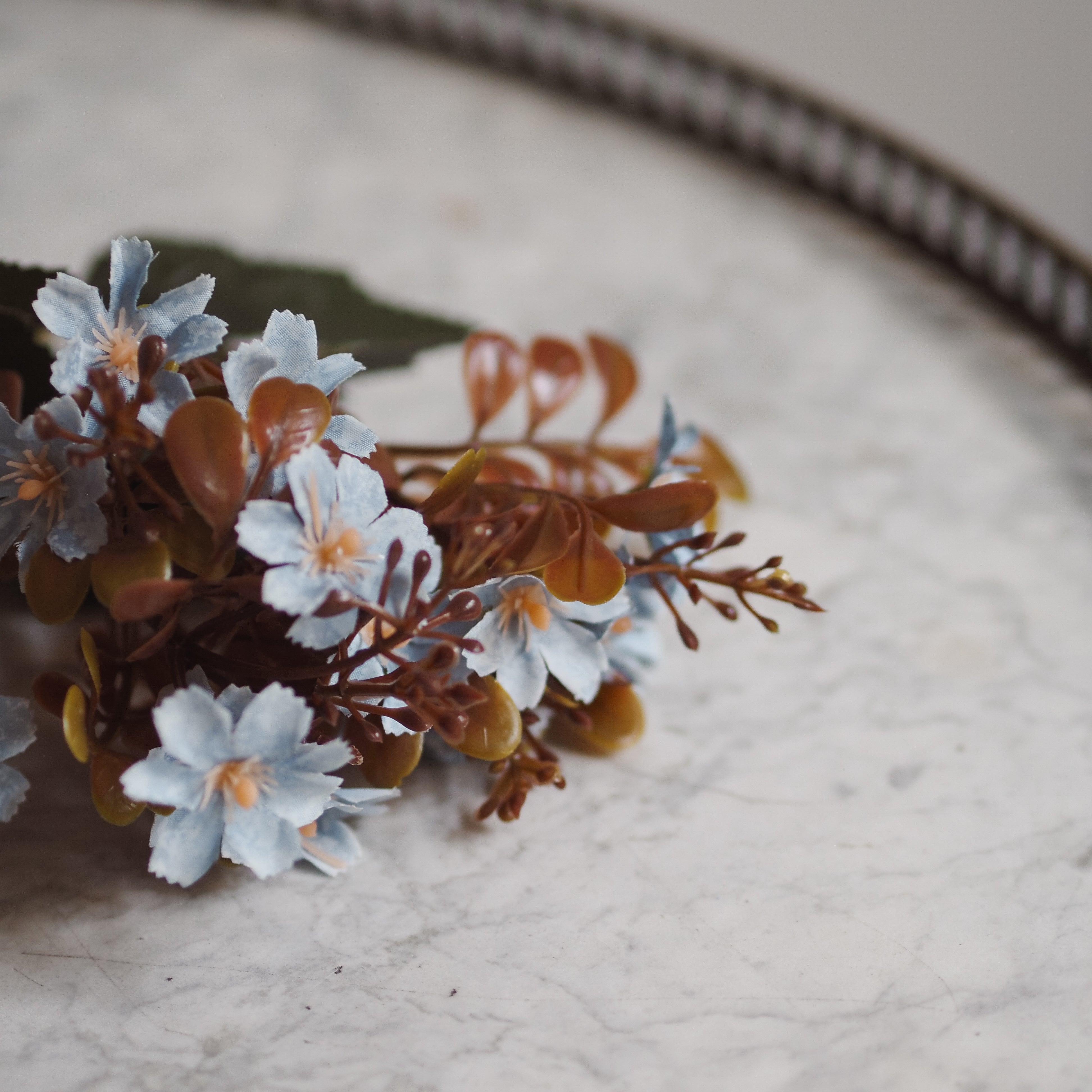 Kunstblumenzweig · Pastellblau · romantisch inspiriert