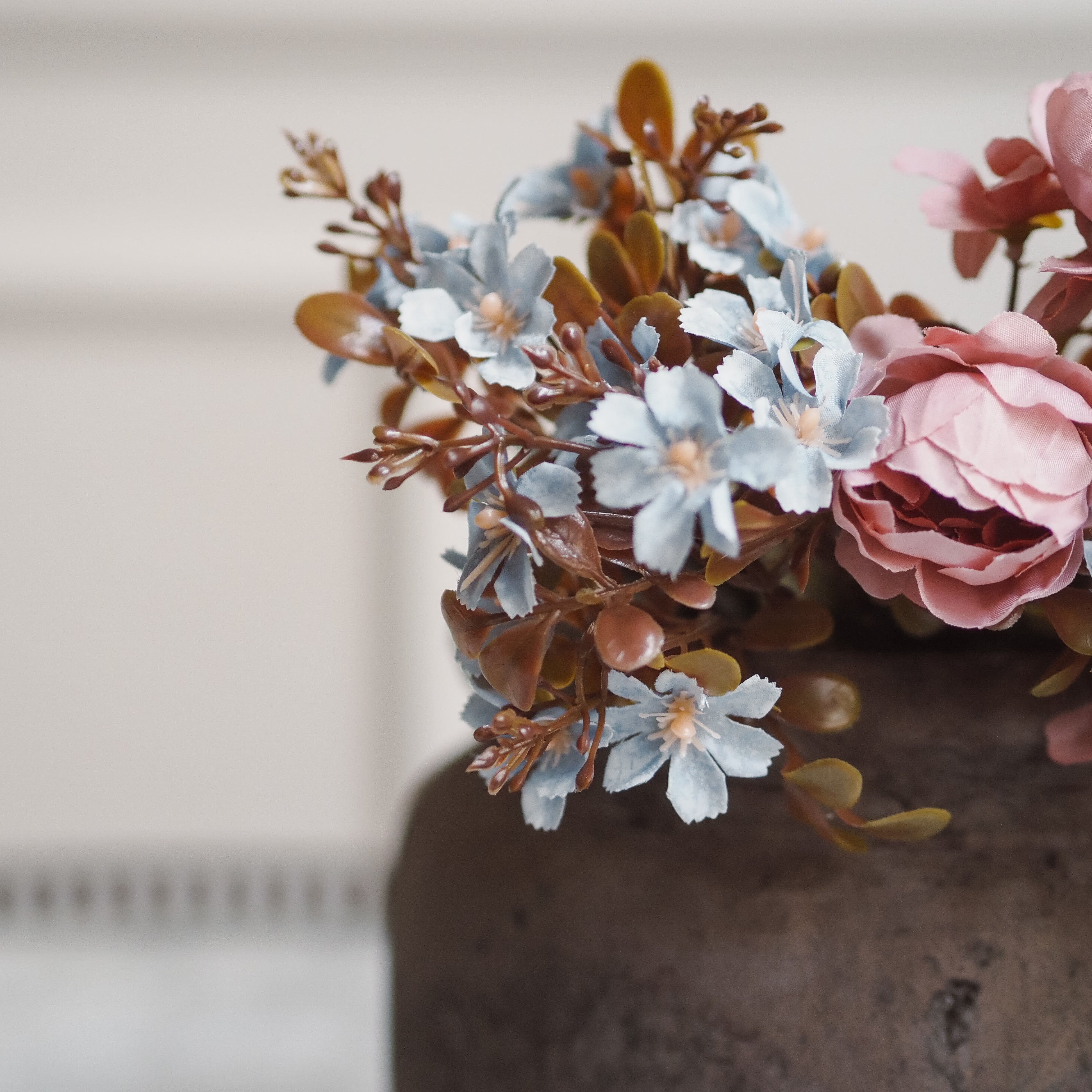 Kunstblumenzweig · Pastellblau · romantisch inspiriert