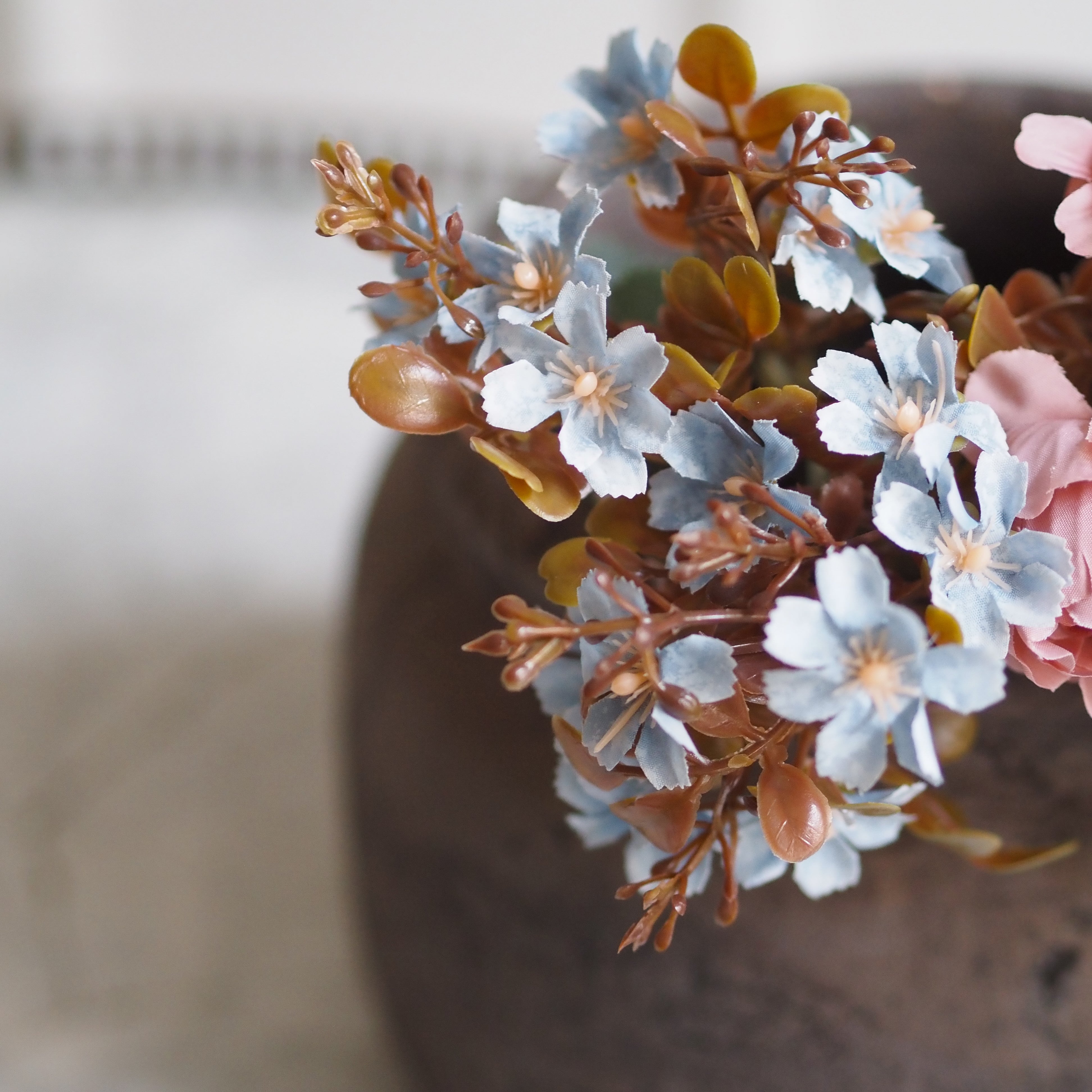Kunstblumenzweig · Pastellblau · romantisch inspiriert