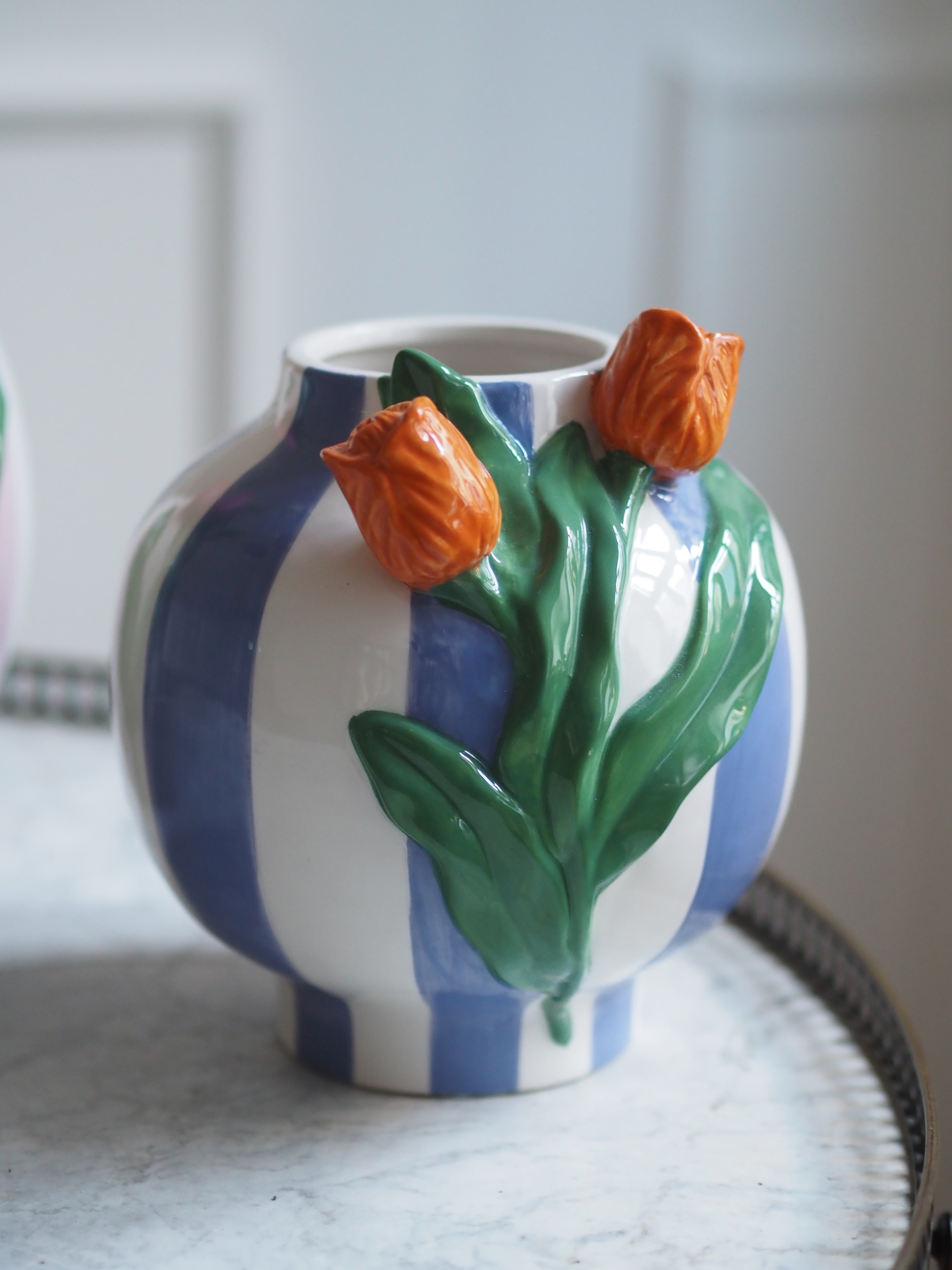 Vase mit Tulpenrelief · gestreiftes Steingut in dekorativer Moderne