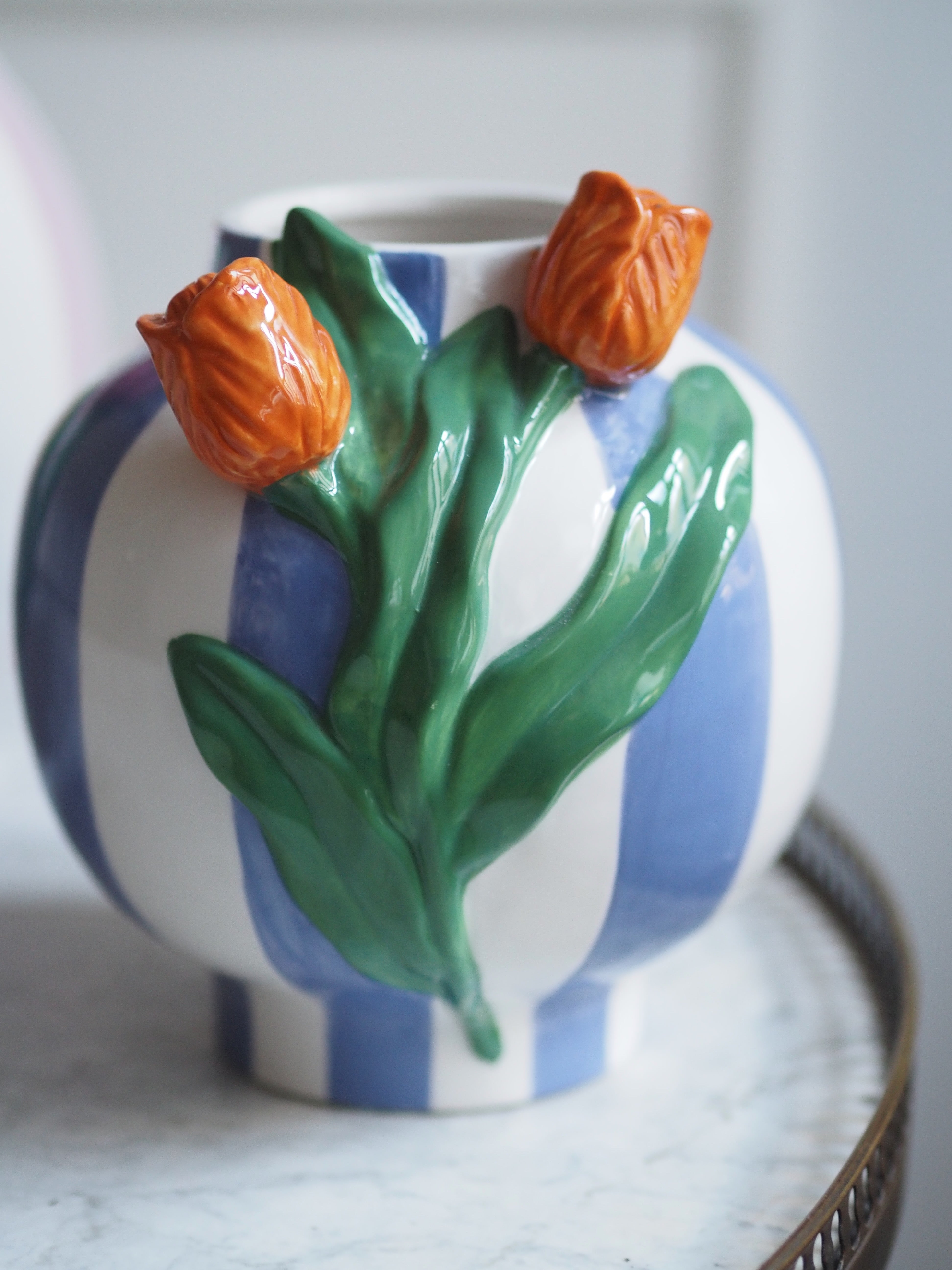 Vase mit Tulpenrelief · gestreiftes Steingut in dekorativer Moderne