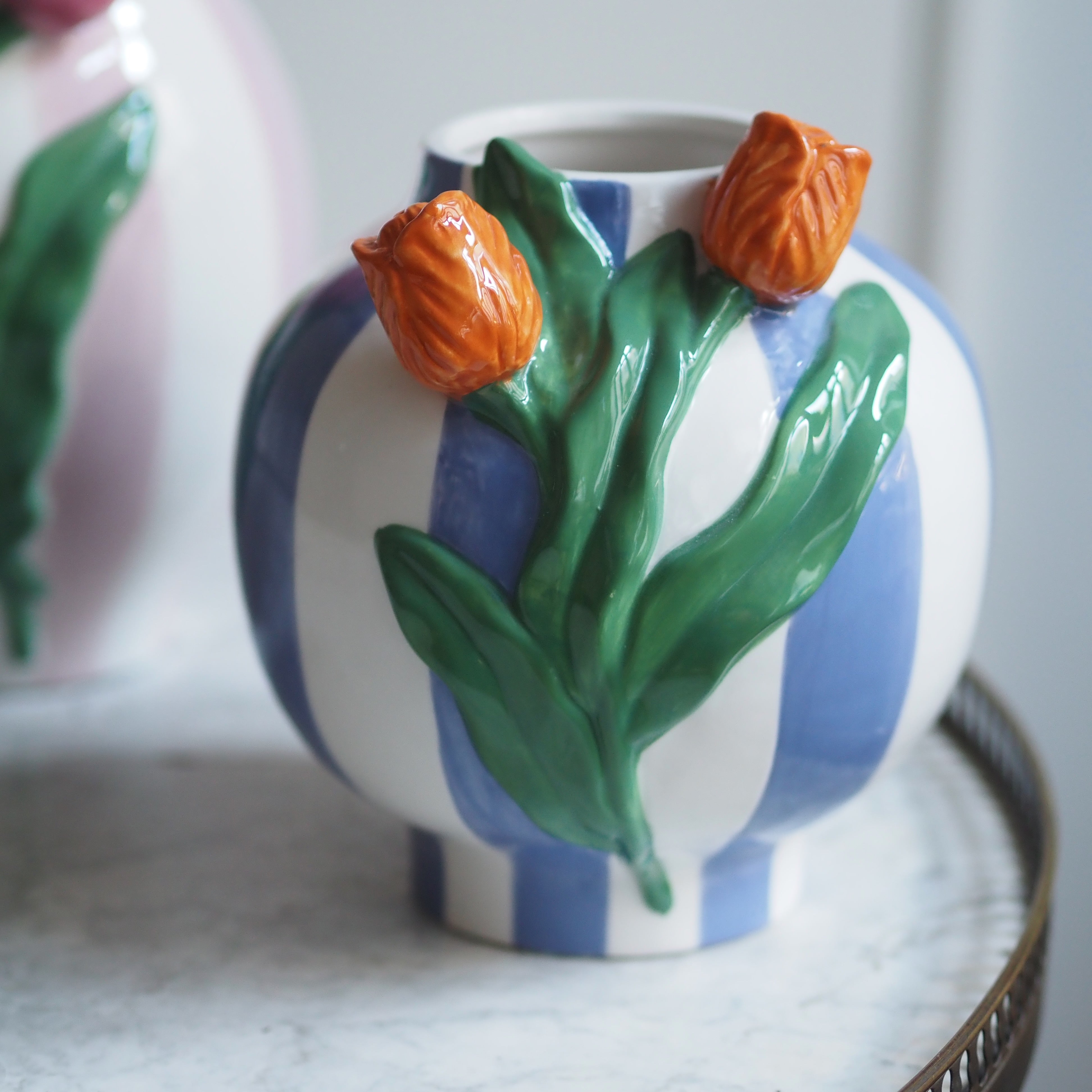 Vase mit Tulpenrelief · gestreiftes Steingut in dekorativer Moderne
