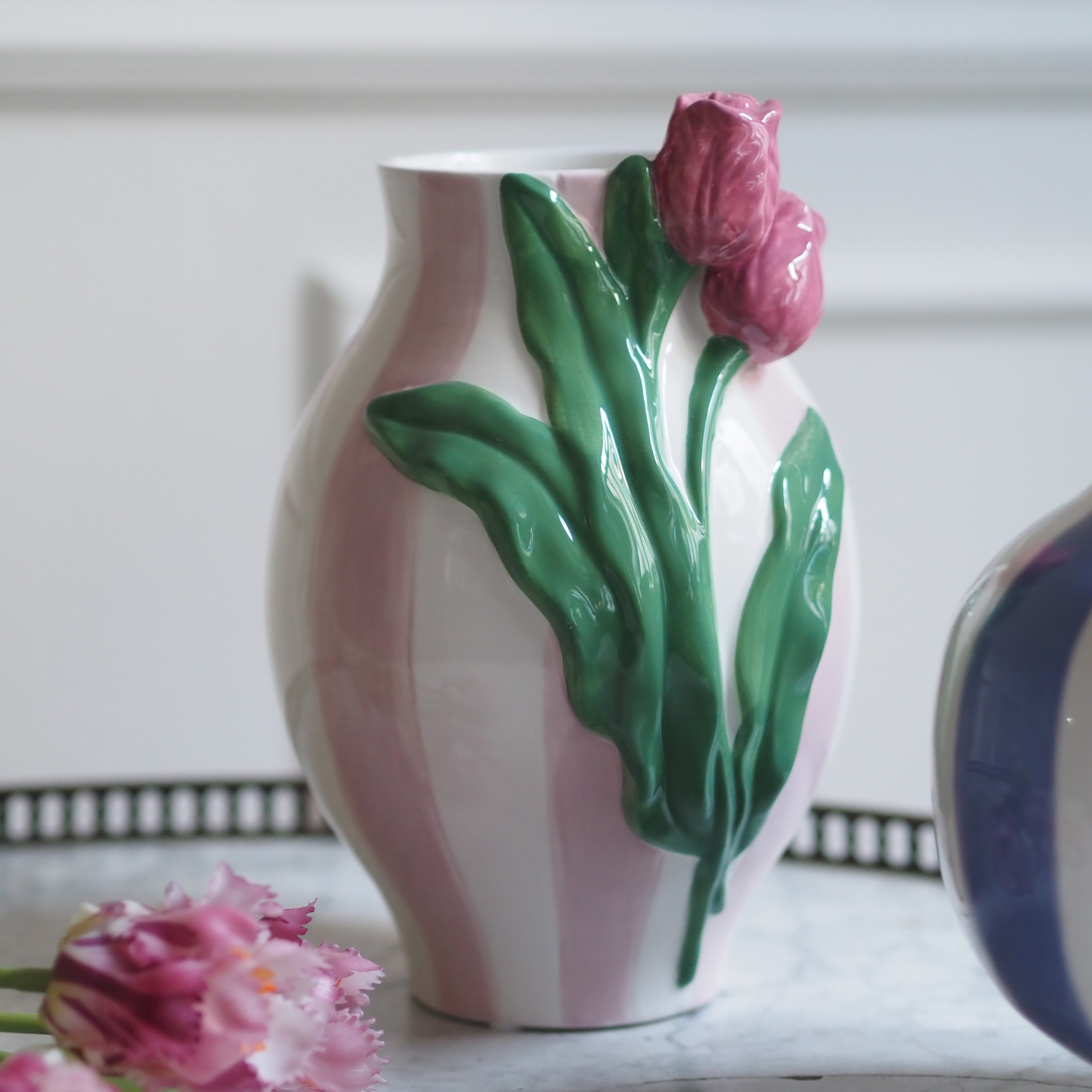 Vase mit Tulpenrelief · keramische Blütenvase mit Streifendekor