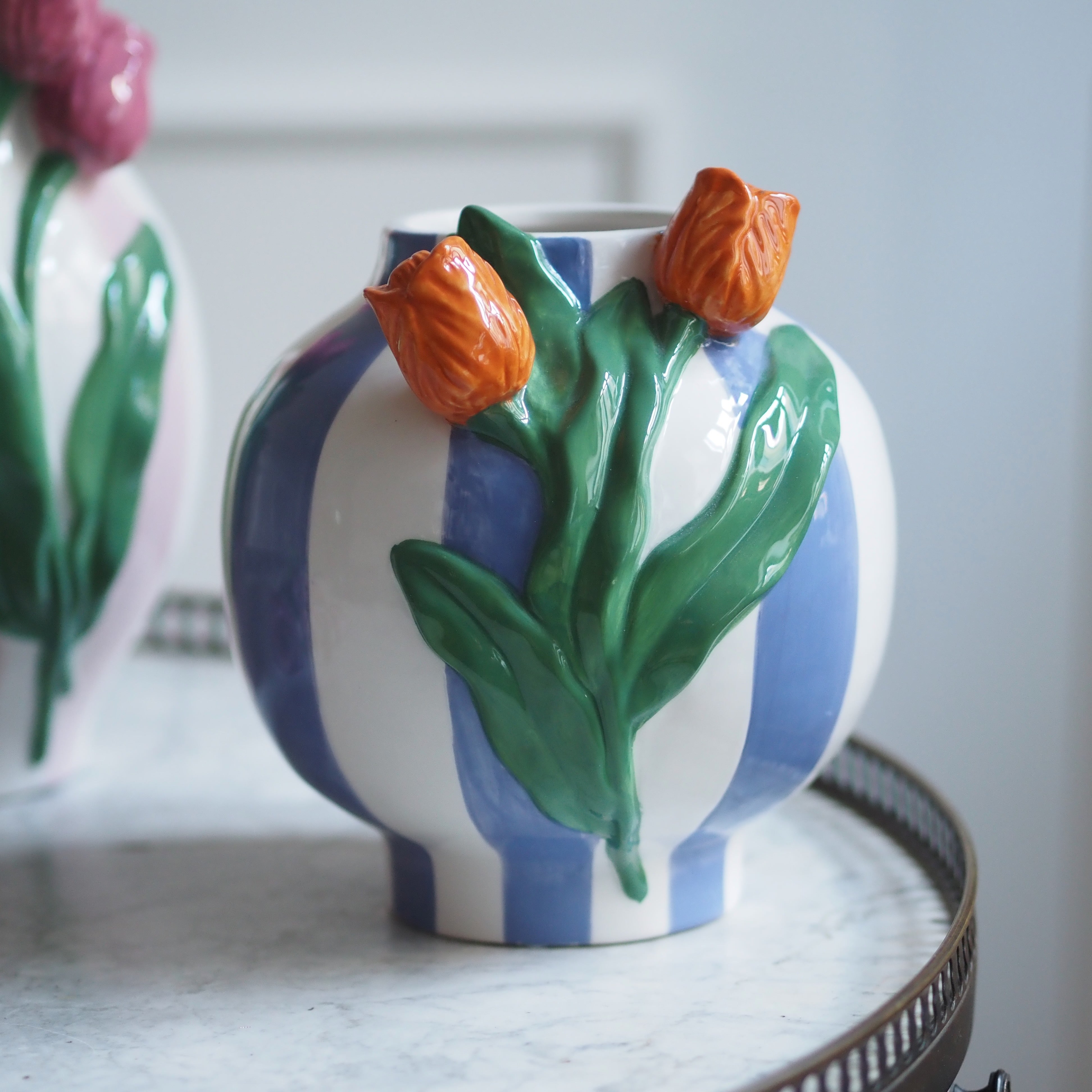 Vase mit Tulpenrelief · gestreiftes Steingut in dekorativer Moderne