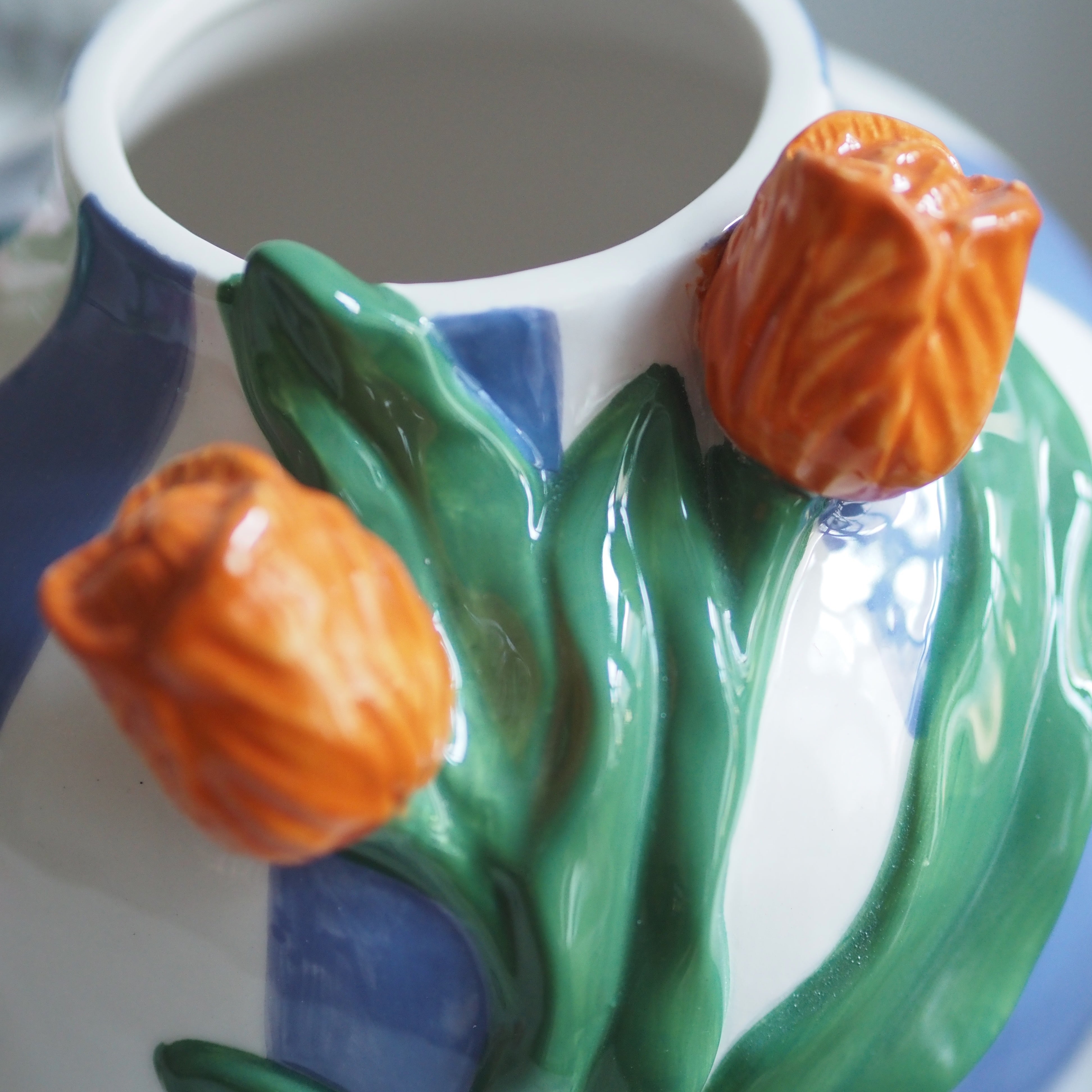 Vase mit Tulpenrelief · gestreiftes Steingut in dekorativer Moderne
