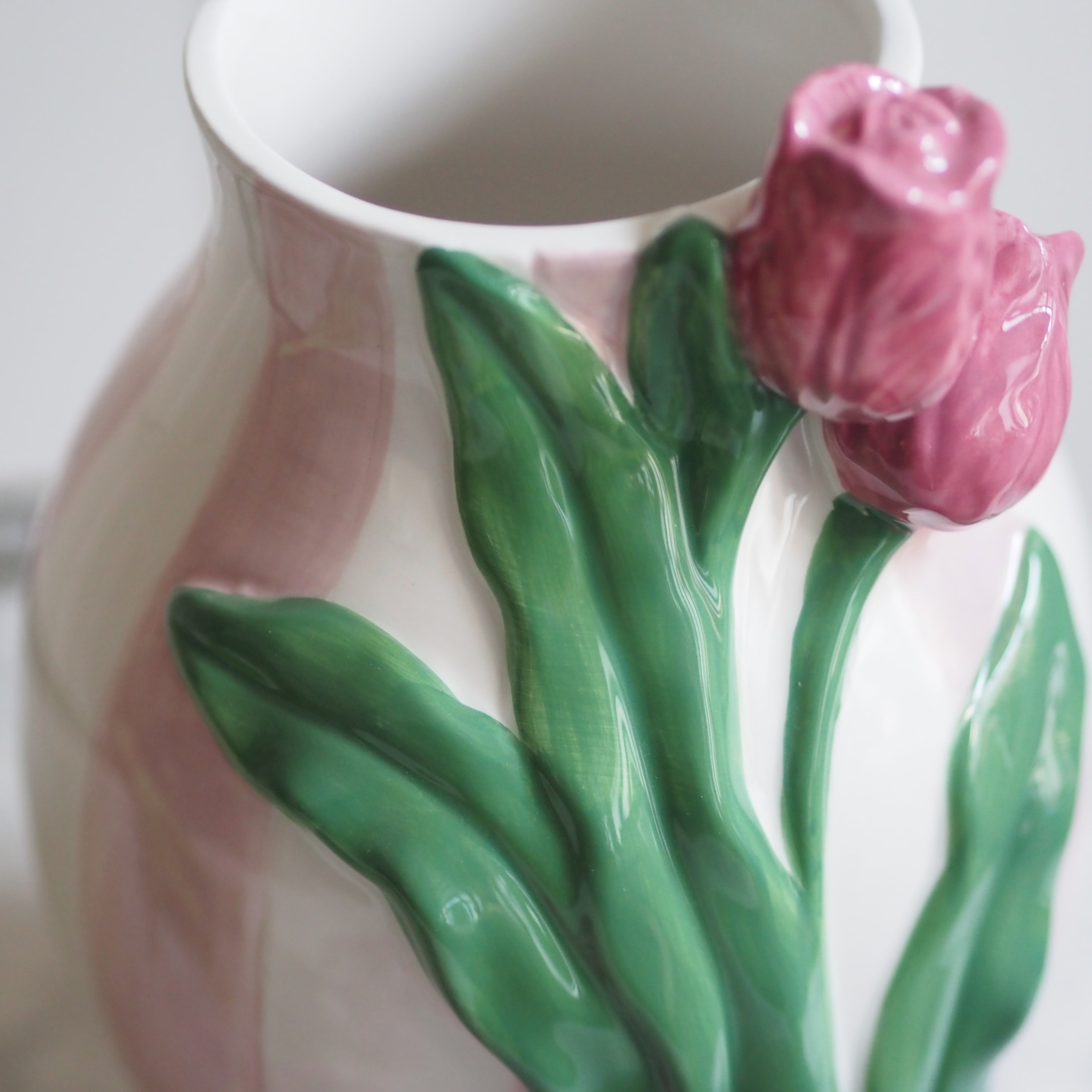 Vase mit Tulpenrelief · keramische Blütenvase mit Streifendekor