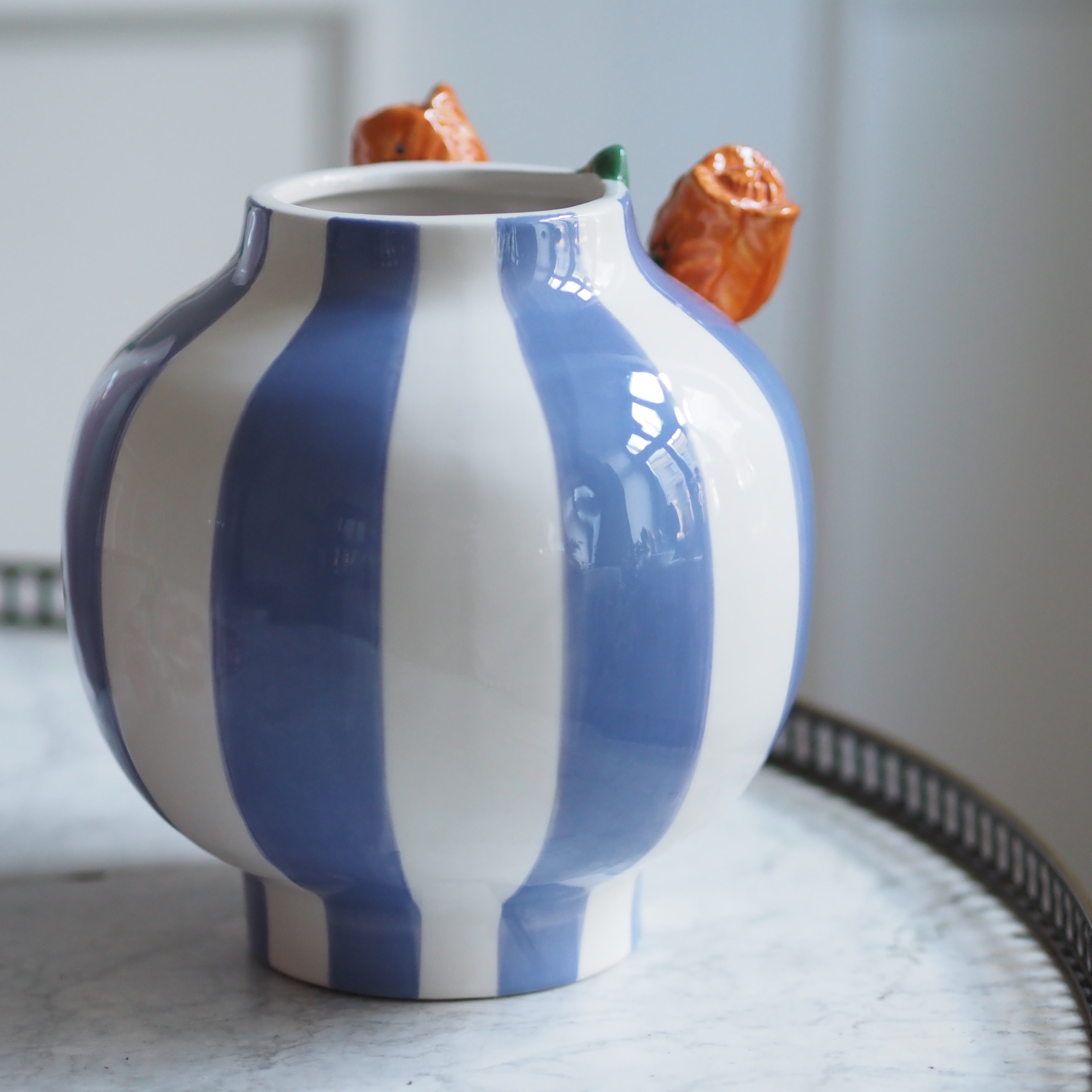 Vase mit Tulpenrelief · gestreiftes Steingut in dekorativer Moderne