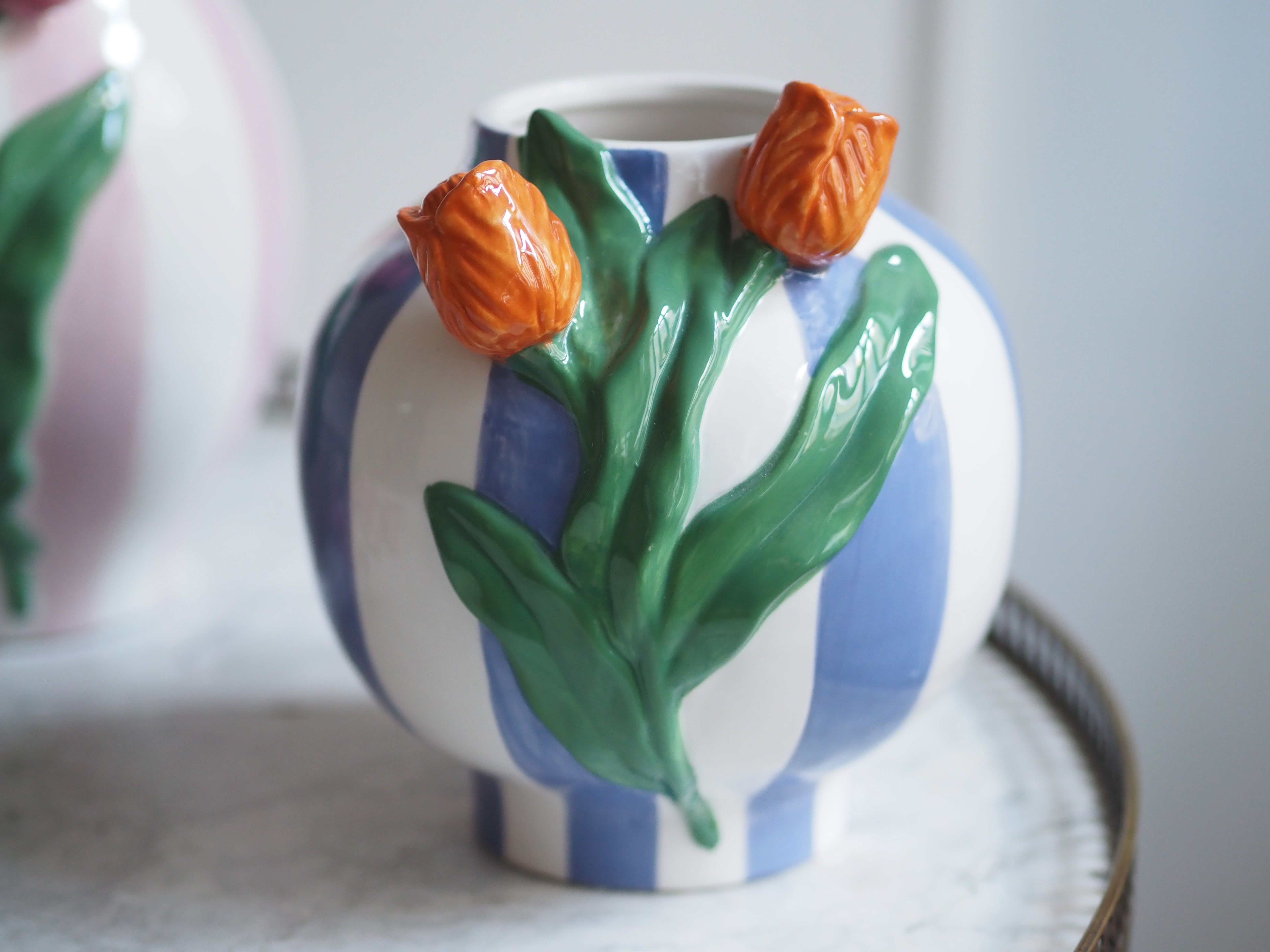 Vase mit Tulpenrelief · gestreiftes Steingut in dekorativer Moderne