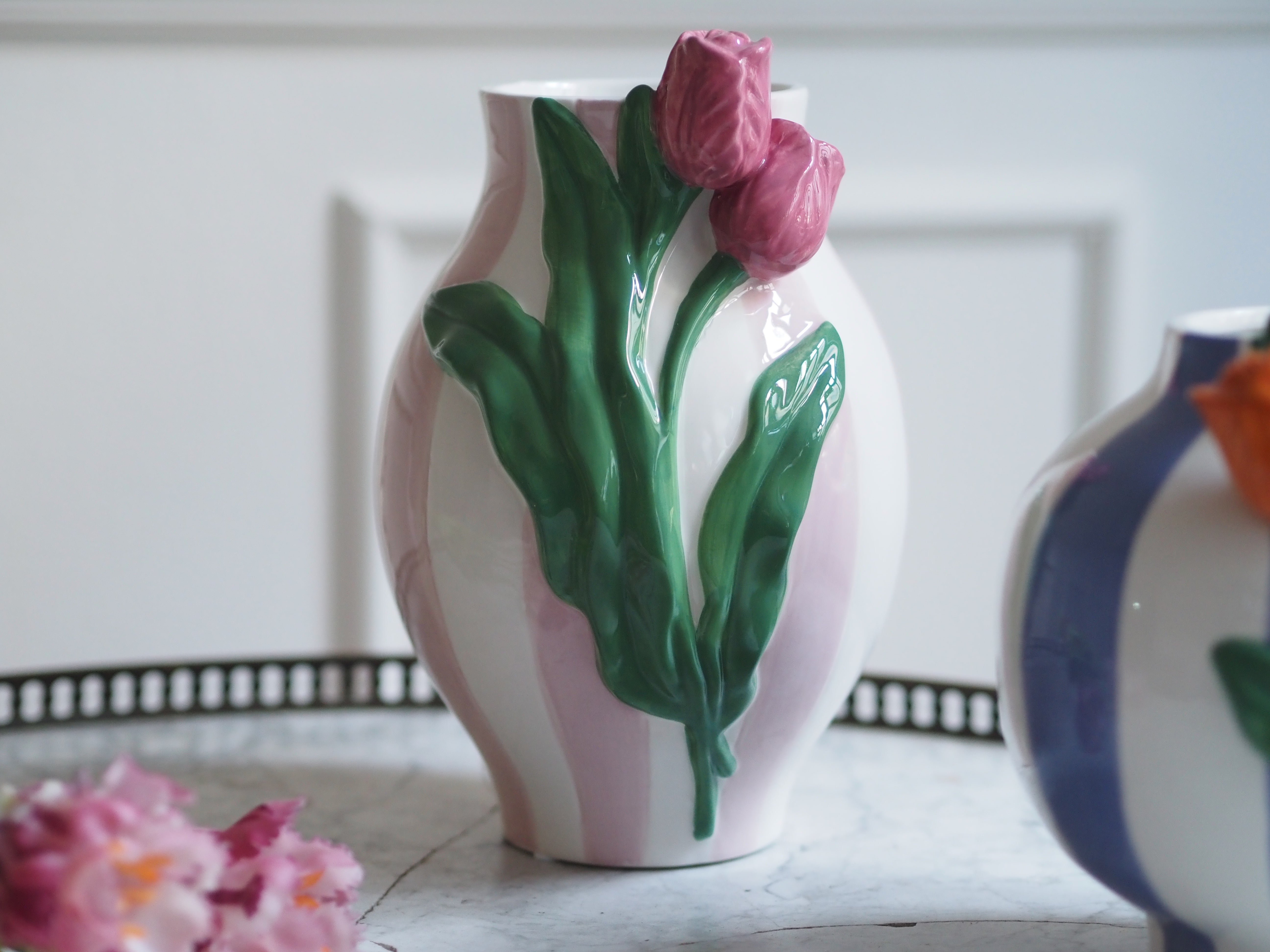Vase mit Tulpenrelief · keramische Blütenvase mit Streifendekor