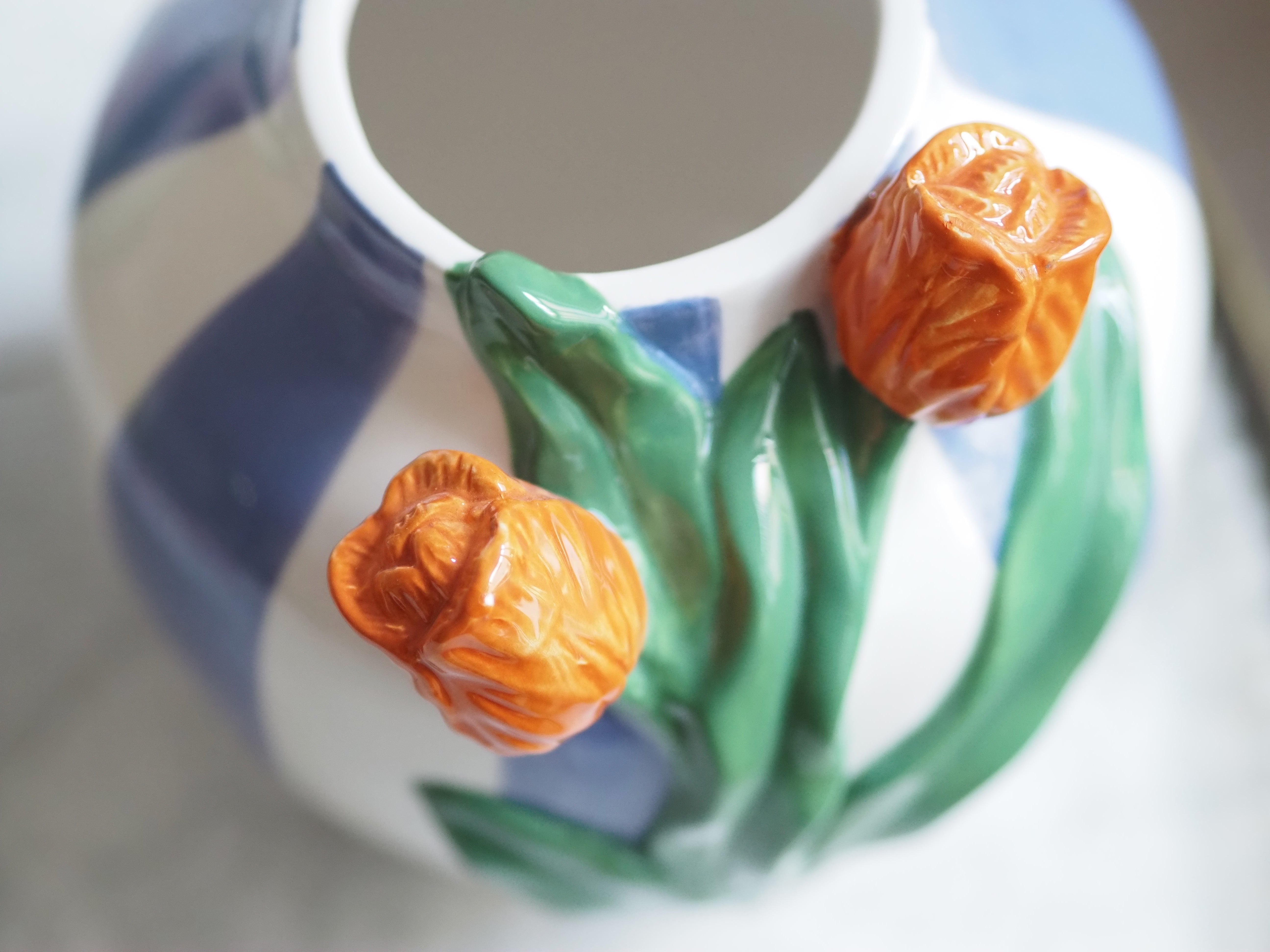 Vase mit Tulpenrelief · gestreiftes Steingut in dekorativer Moderne