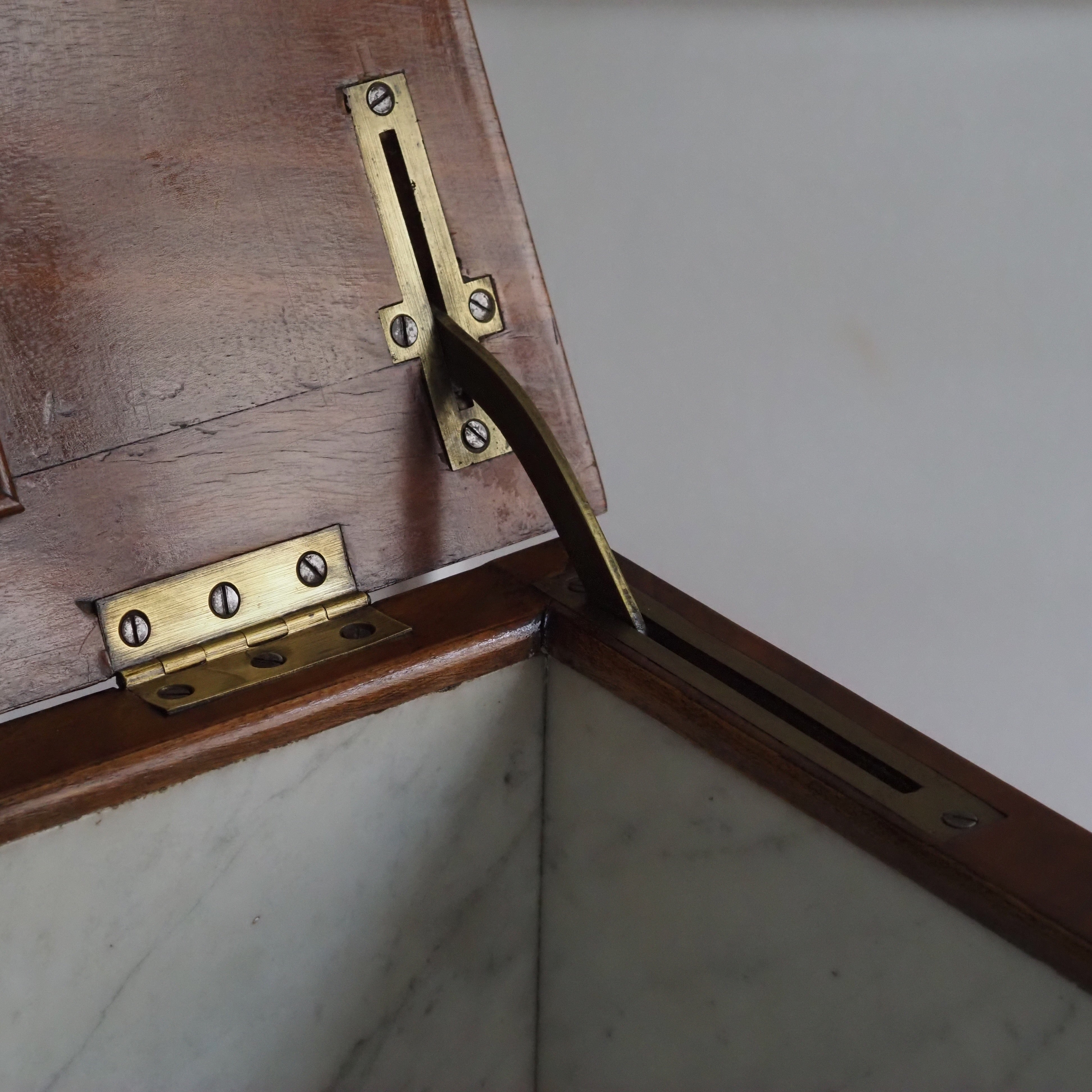 Waschkommode antik Louis Philippe um 1860 mit Marmorauflage und Klappspiegel