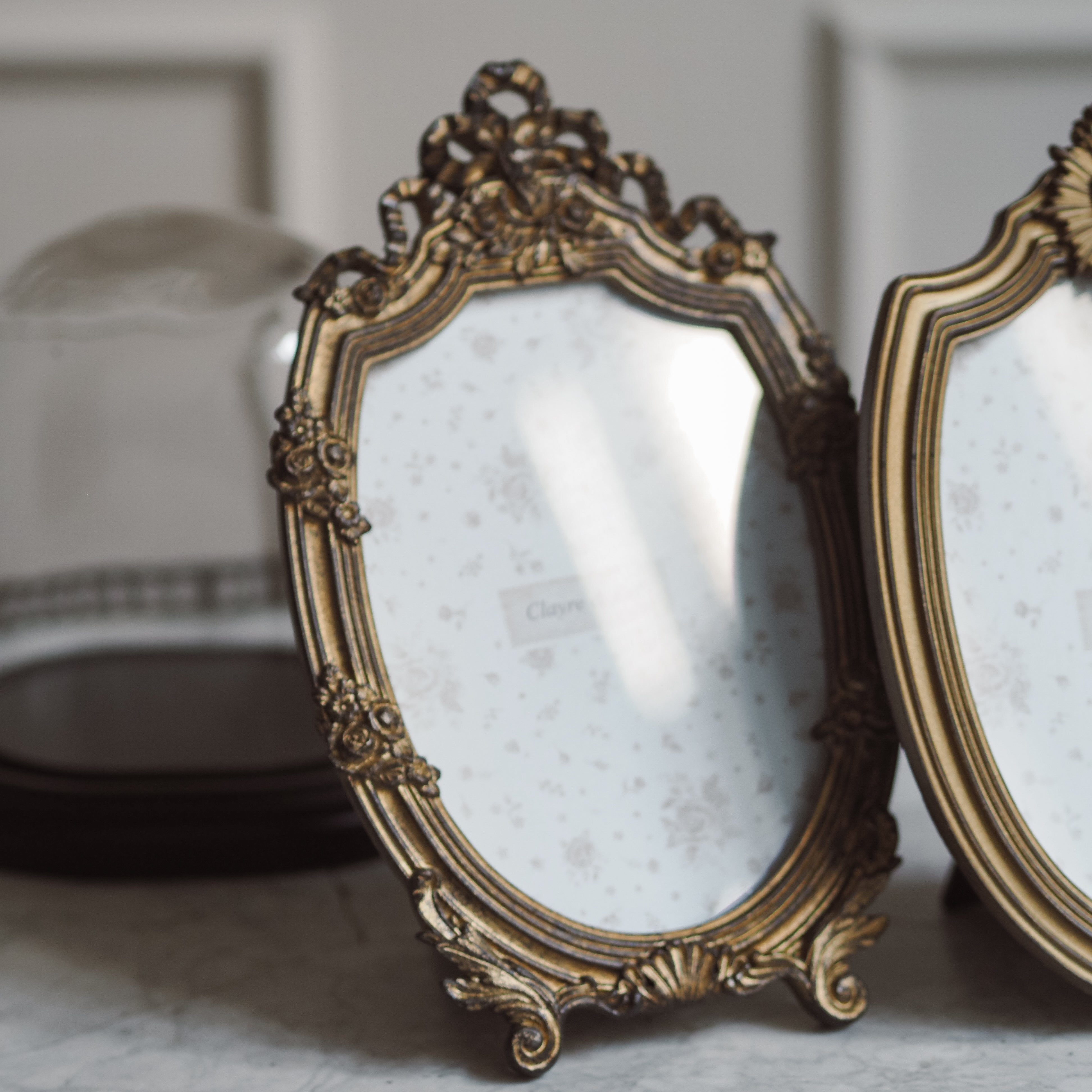 Bilderrahmen oval · historistisch inspiriert / Tischrahmen goldfarben / Fotorahmen