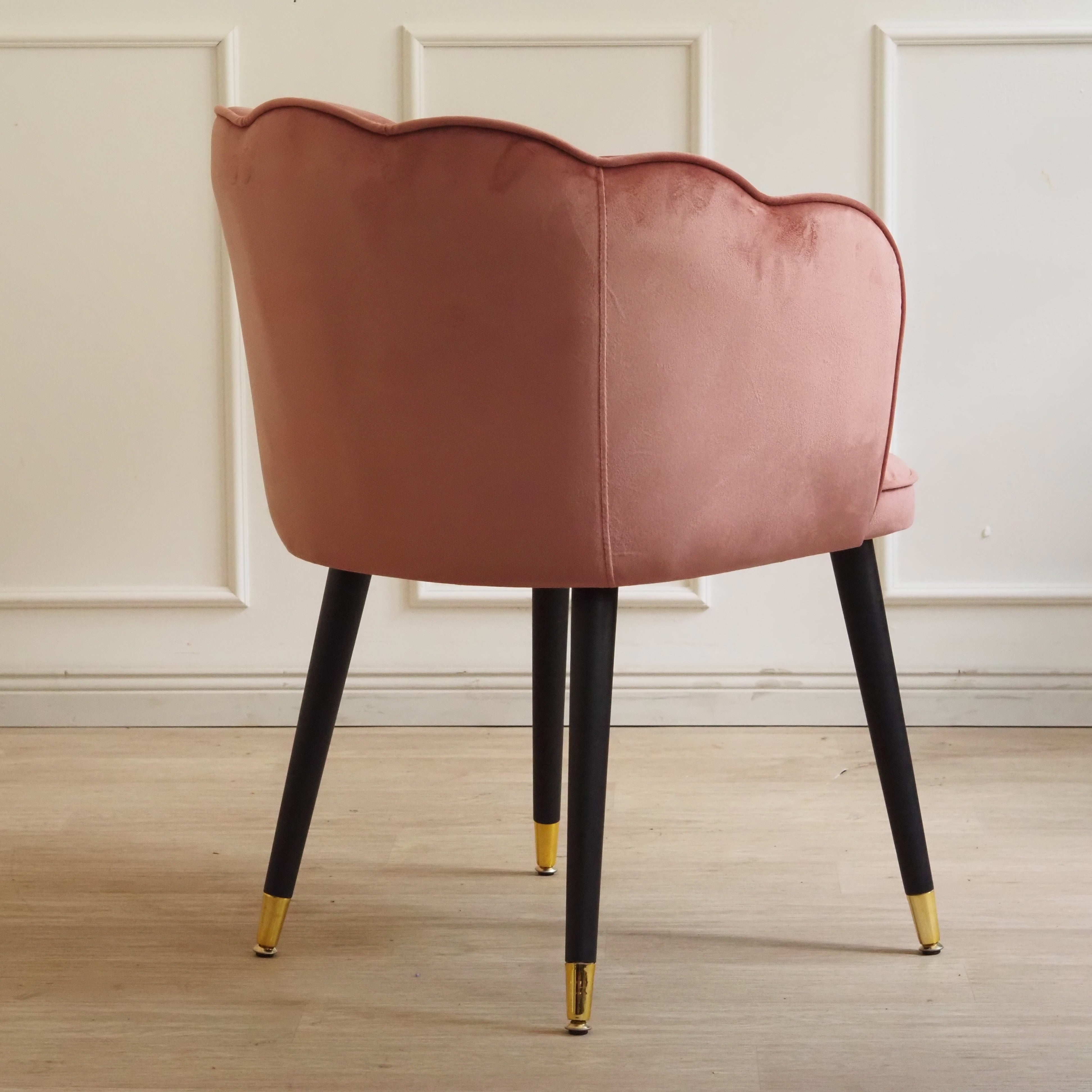Gepolsterter Sessel mit muschelförmiger Rückenlehne – Veloursbezug Altrosa, Metallbeine mit Messingabschluss