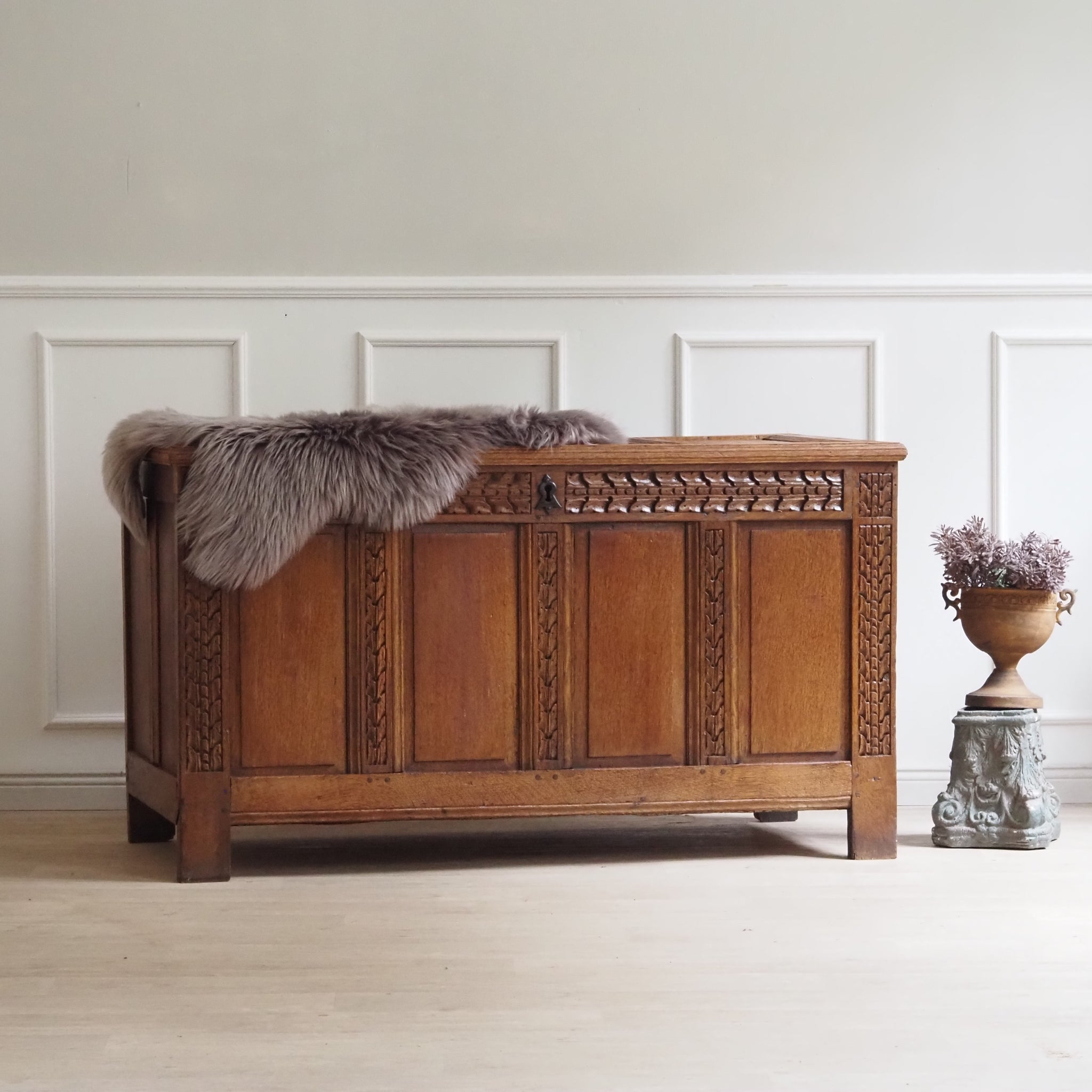 Antike Eichenholz Truhe mit geschnitzter Front und Klappdeckel um 1880