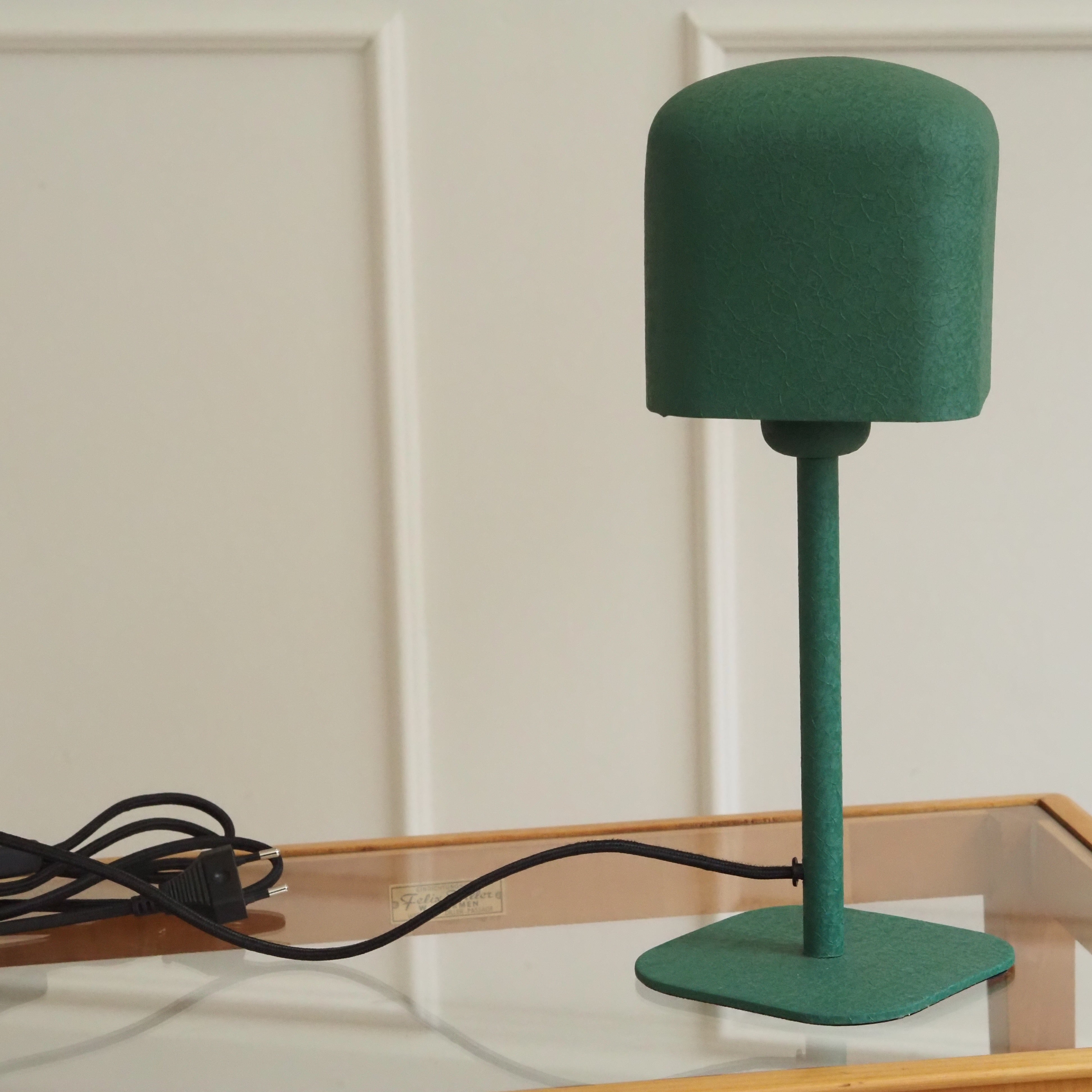 Tischlampe Tannengrün · ELENIE — Capsule-Schirm mit Craquelé-Oberfläche