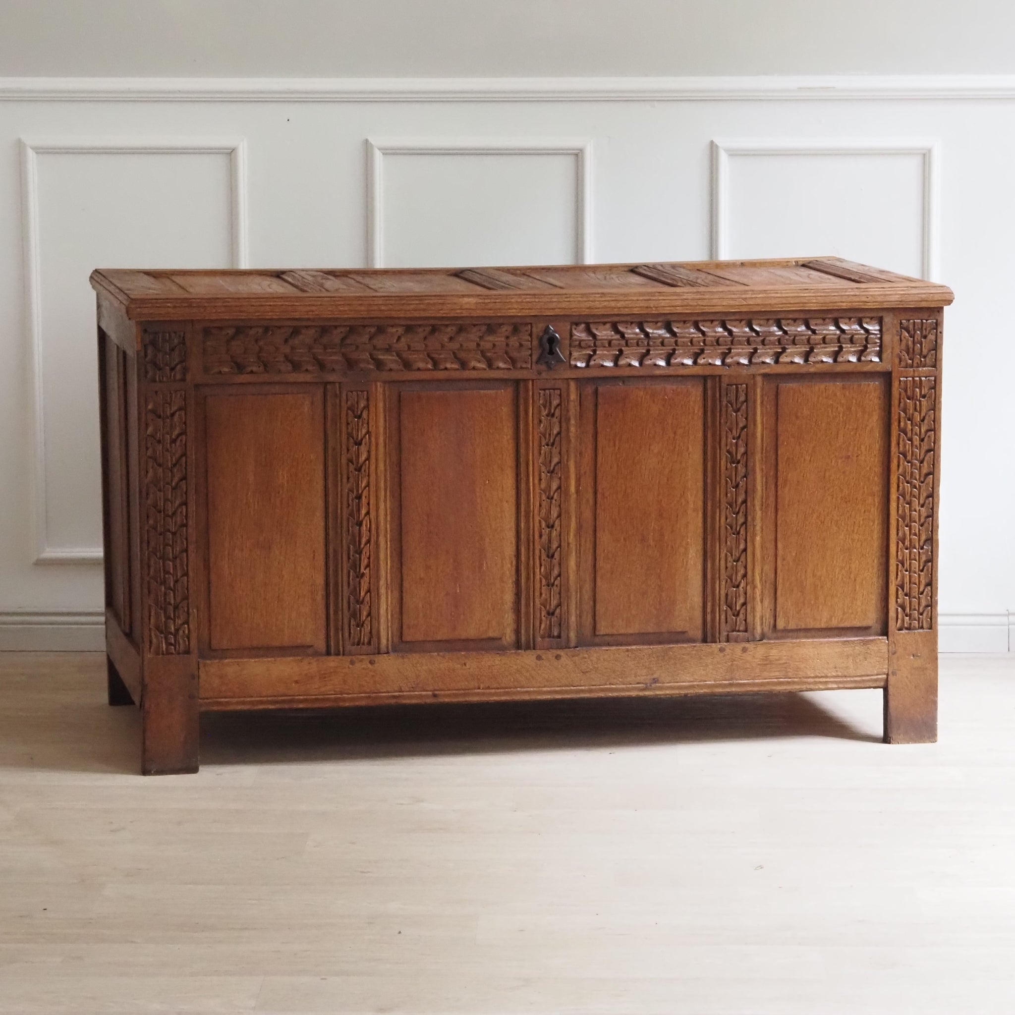 Antike Eichenholz Truhe mit geschnitzter Front und Klappdeckel um 1880