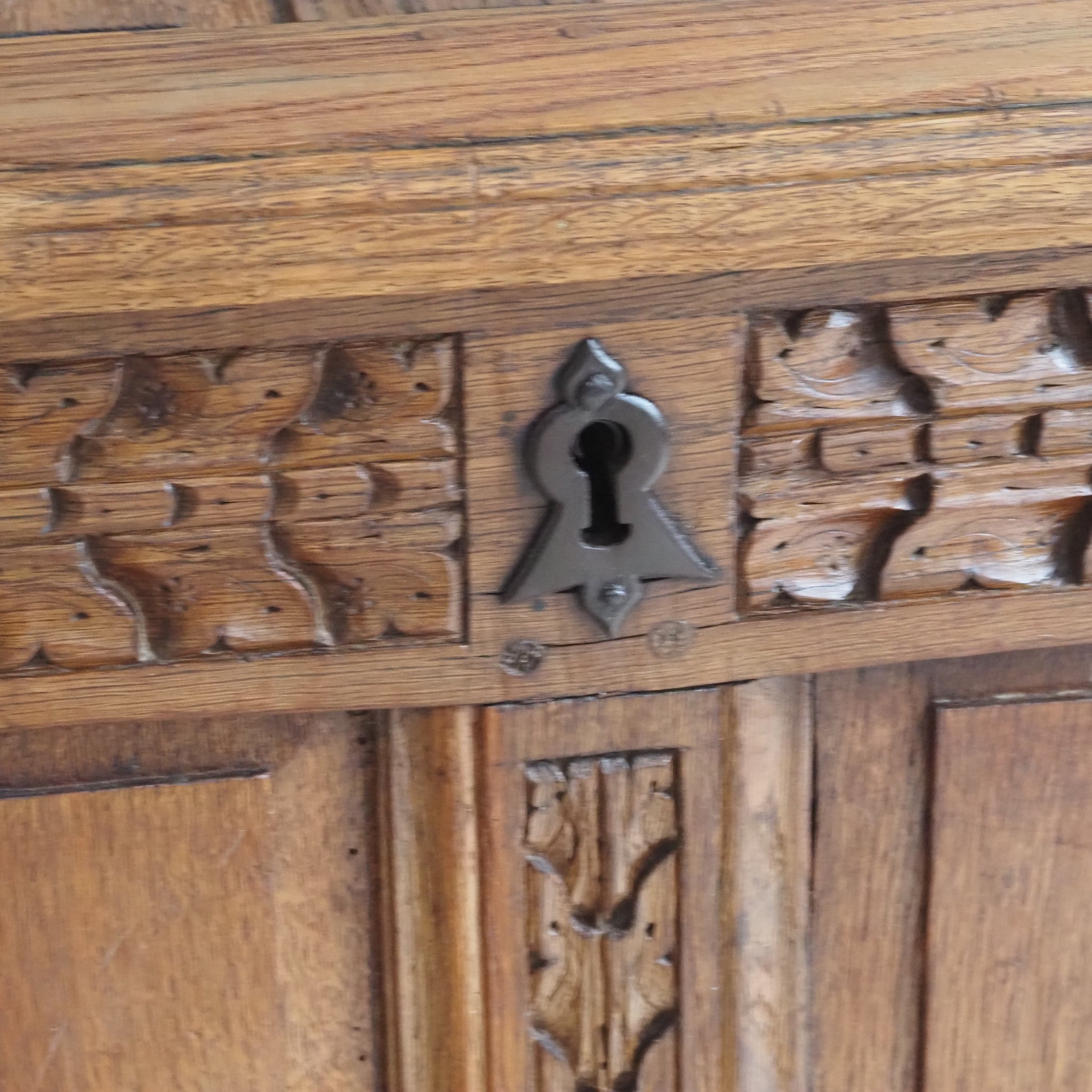 Antike Eichenholz Truhe mit geschnitzter Front und Klappdeckel um 1880