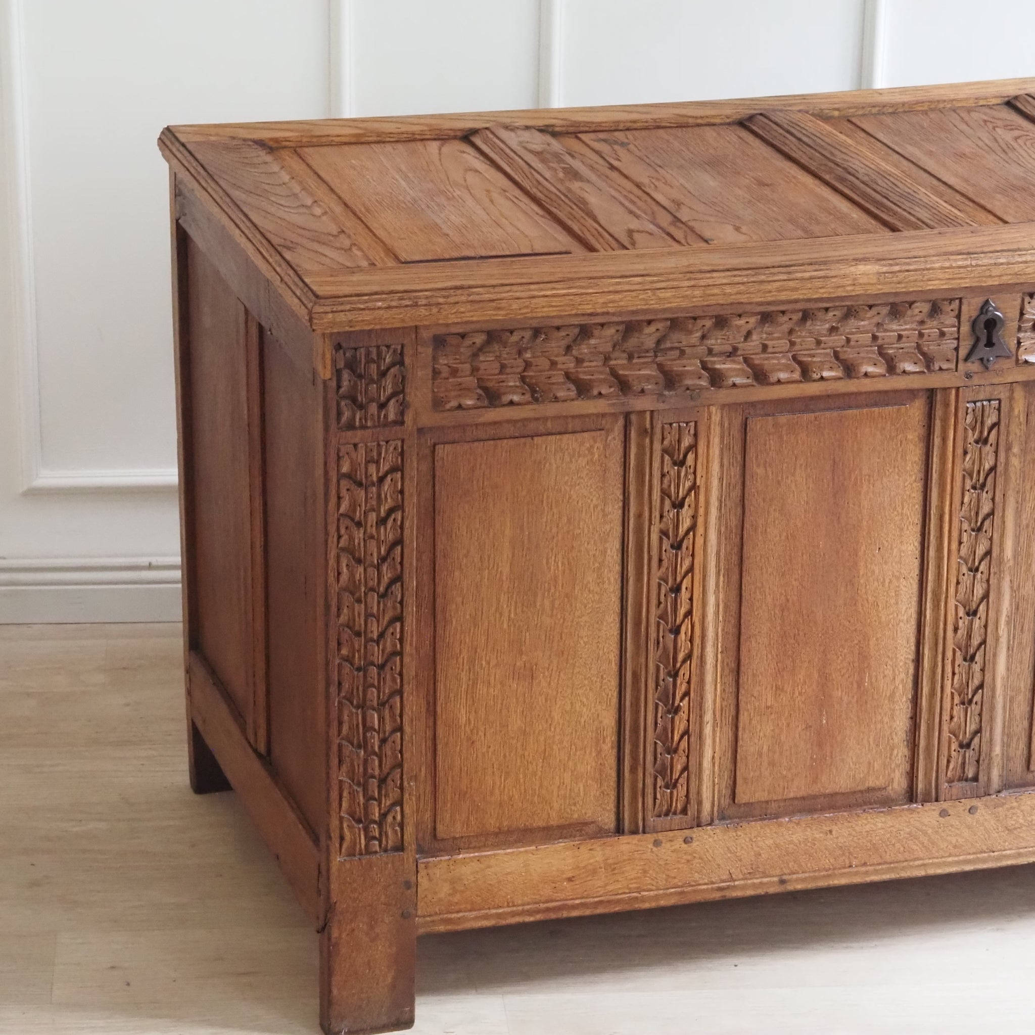 Antike Eichenholz Truhe mit geschnitzter Front und Klappdeckel um 1880