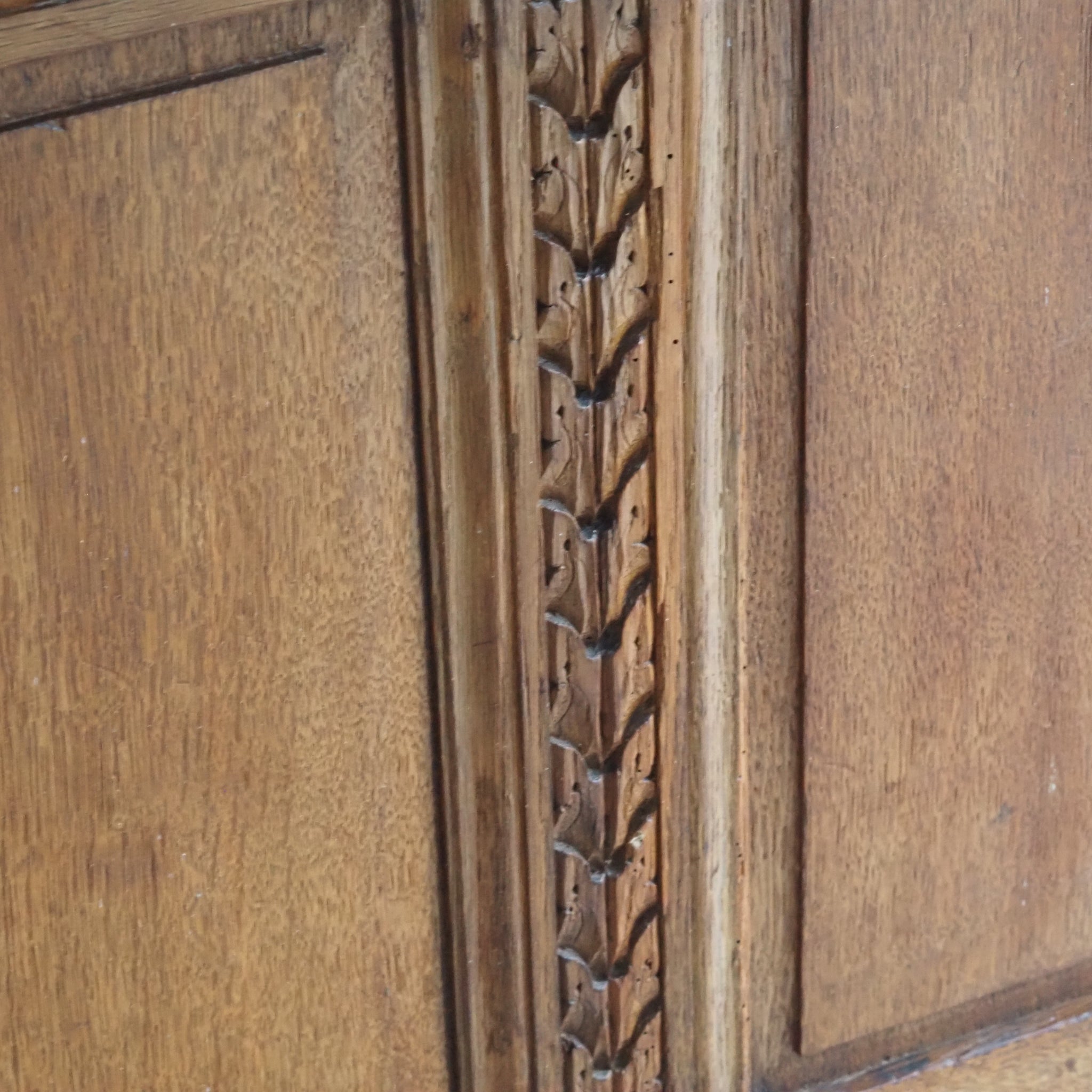 Antike Eichenholz Truhe mit geschnitzter Front und Klappdeckel um 1880