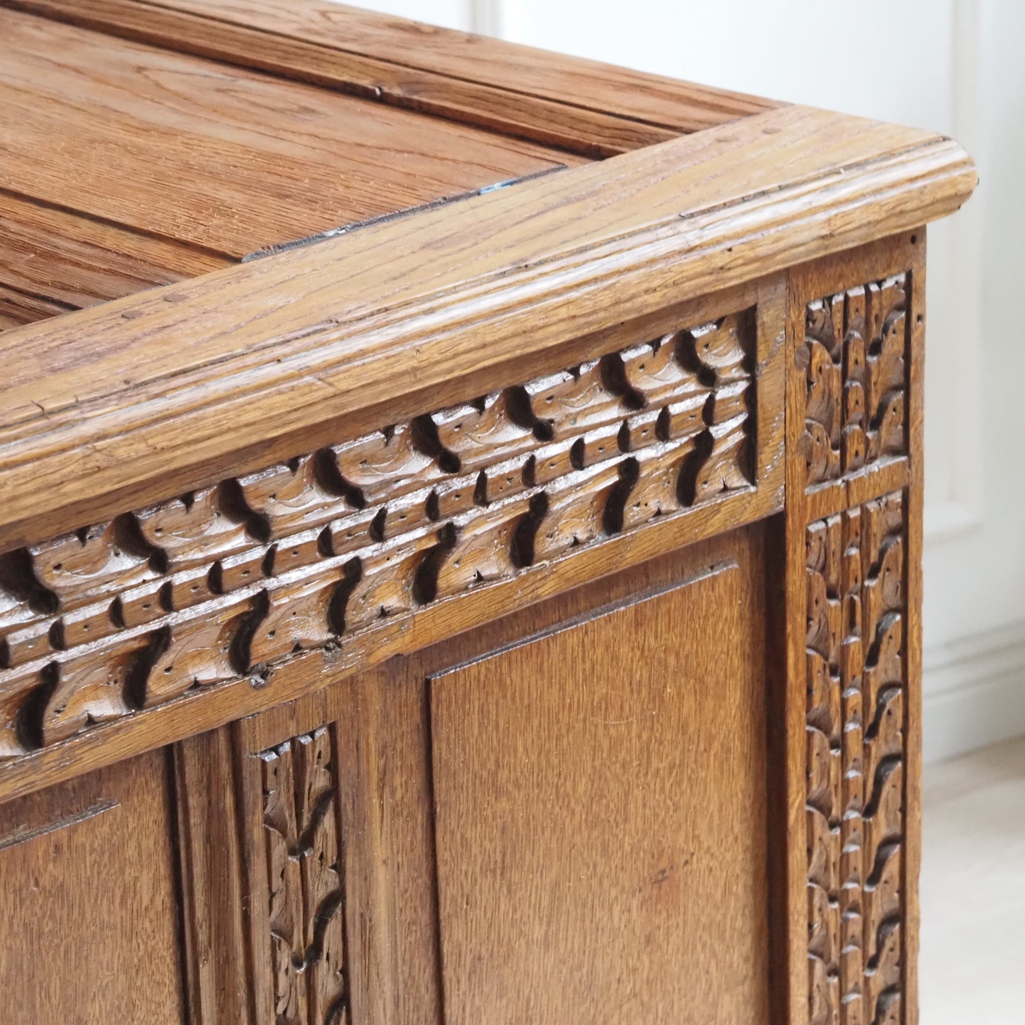 Antike Eichenholz Truhe mit geschnitzter Front und Klappdeckel um 1880