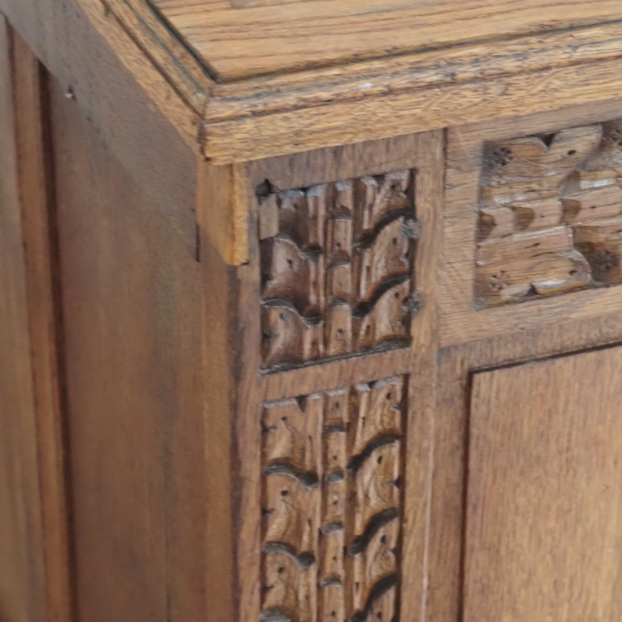 Antike Eichenholz Truhe mit geschnitzter Front und Klappdeckel um 1880