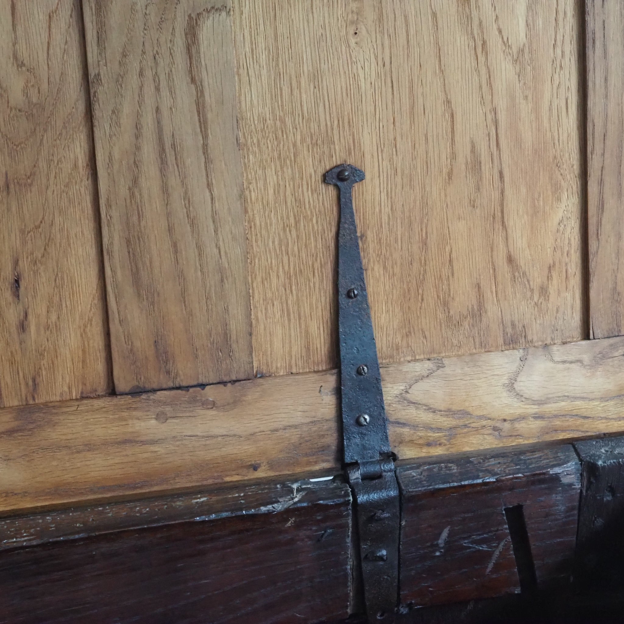 Antike Eichenholz Truhe mit geschnitzter Front und Klappdeckel um 1880