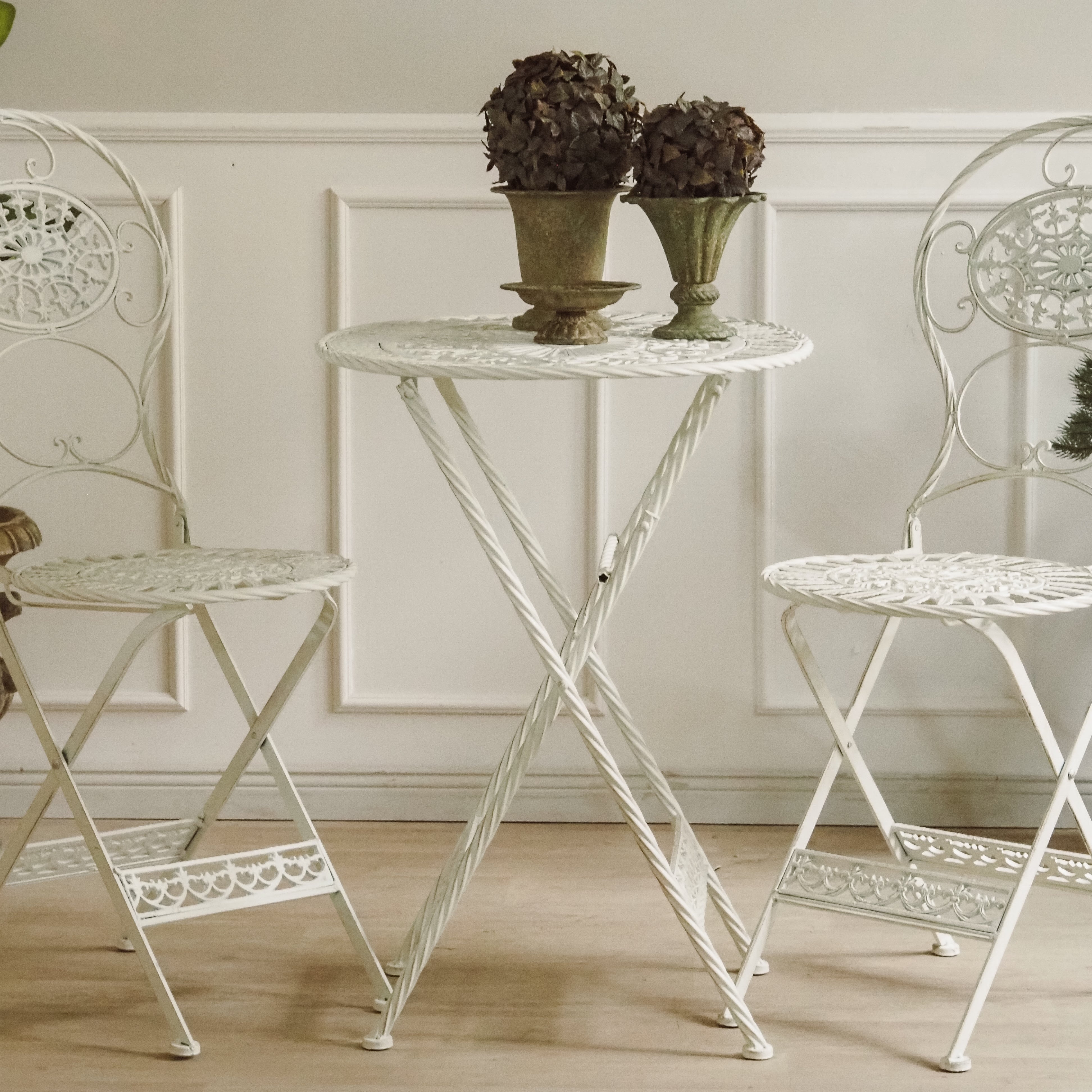 Klappbare Gartensitzgruppe mit durchbrochener Ornamentik – Metall weiß, 3-teilig (Tisch + 2 Stühle)