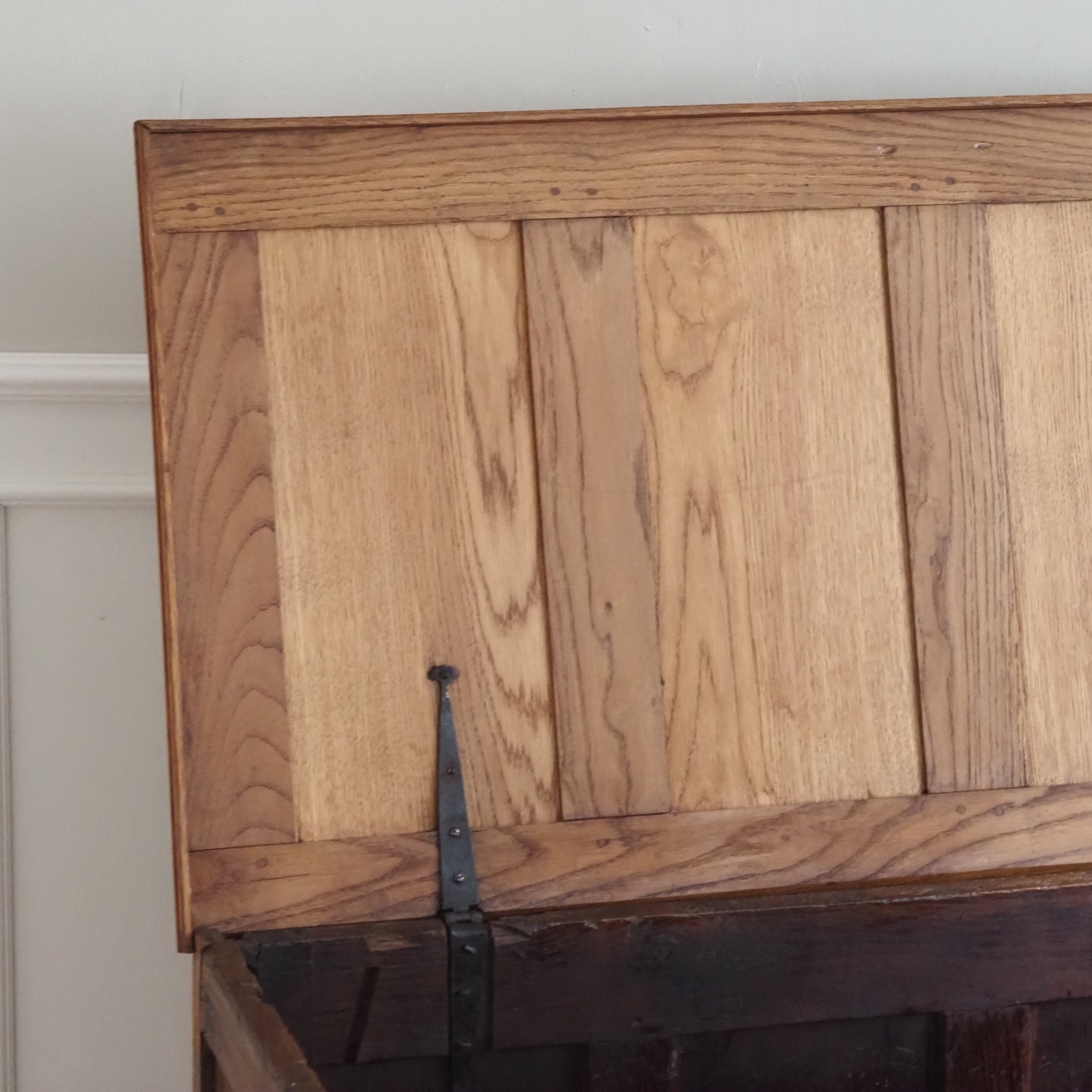 Antike Eichenholz Truhe mit geschnitzter Front und Klappdeckel um 1880